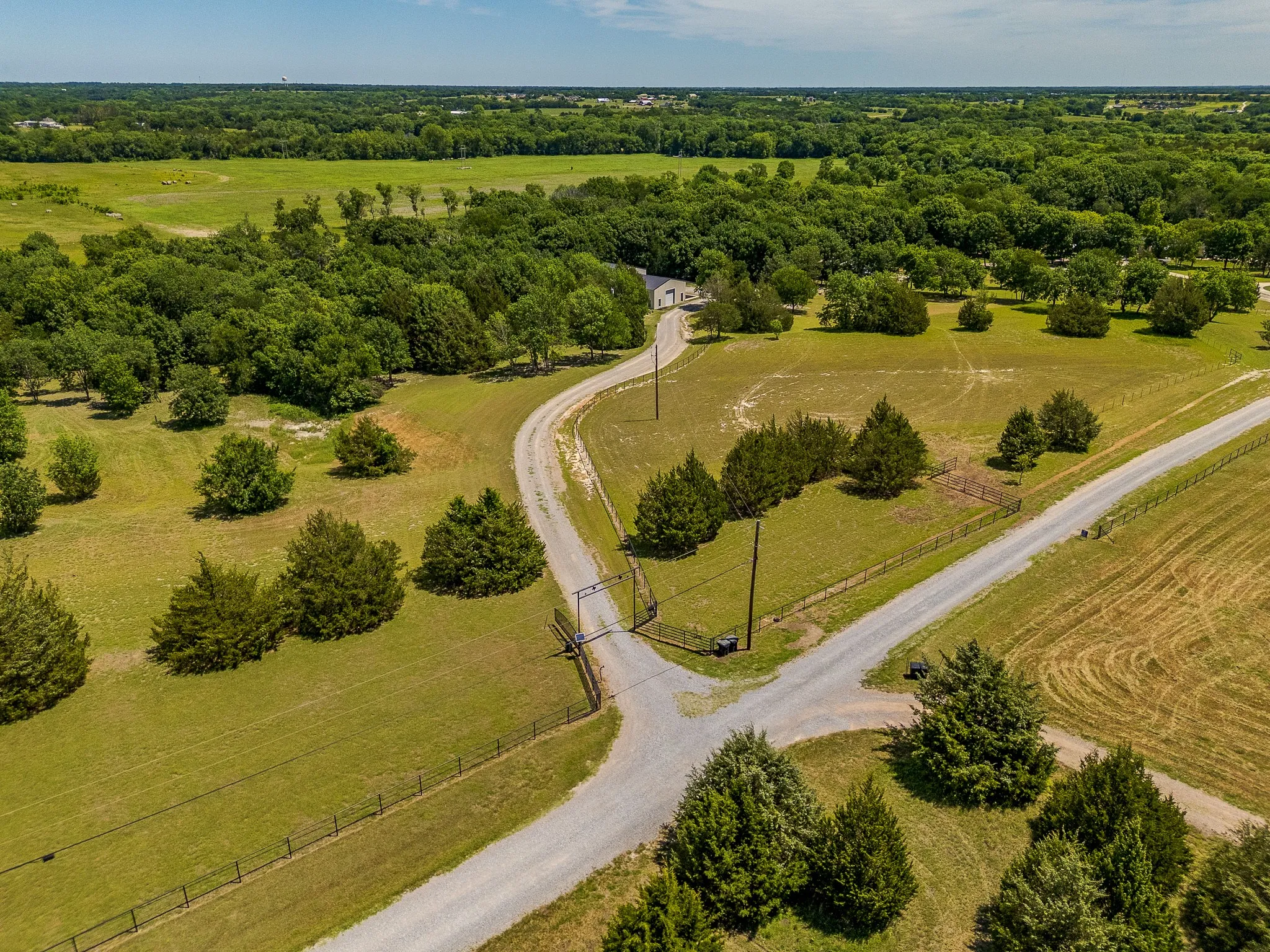 Single Family Residence For Sale in Grayson County , 1878 N Lincoln Park Road, Van Alstyne, Texas 75495, 3 Bedrooms, 3 Bathrooms, 2 Garage spaces, 2,153 Sqft, built in 2003, Preowned, Price $1,098,000, mls#21198483, Real Estate Agent in Van Alstyne, Homes For Sale in Grayson county, Homes For Sale in Van Alstyne, Realtor in Van Alstyne Texas, Real Estate Brokerage Independent Realty Texas, Luminita Cordes Realtor