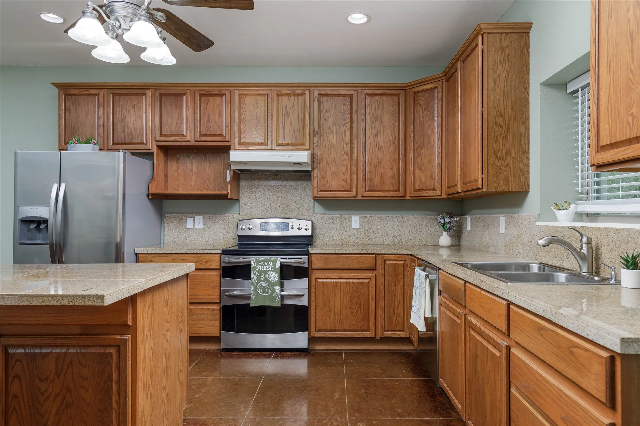 Single Family Residence For Sale in Grayson County , 1878 N Lincoln Park Road, Van Alstyne, Texas 75495, 3 Bedrooms, 3 Bathrooms, 2 Garage spaces, 2,153 Sqft, built in 2003, Preowned, Price $1,098,000, mls#21198483, Real Estate Agent in Van Alstyne, Homes For Sale in Grayson county, Homes For Sale in Van Alstyne, Realtor in Van Alstyne Texas, Real Estate Brokerage Independent Realty Texas, Luminita Cordes Realtor