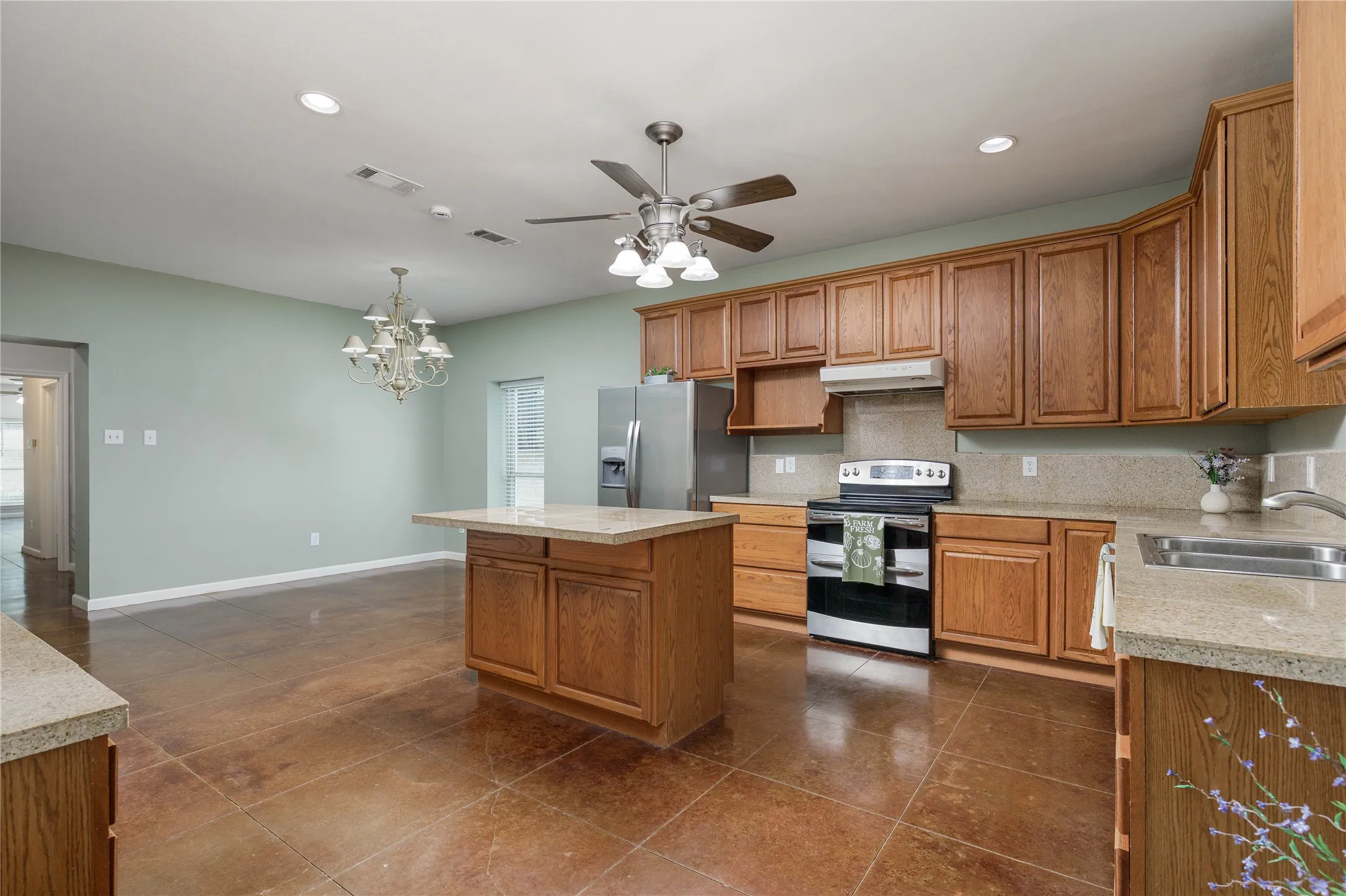 Single Family Residence For Sale in Grayson County , 1878 N Lincoln Park Road, Van Alstyne, Texas 75495, 3 Bedrooms, 3 Bathrooms, 2 Garage spaces, 2,153 Sqft, built in 2003, Preowned, Price $1,098,000, mls#21198483, Real Estate Agent in Van Alstyne, Homes For Sale in Grayson county, Homes For Sale in Van Alstyne, Realtor in Van Alstyne Texas, Real Estate Brokerage Independent Realty Texas, Luminita Cordes Realtor