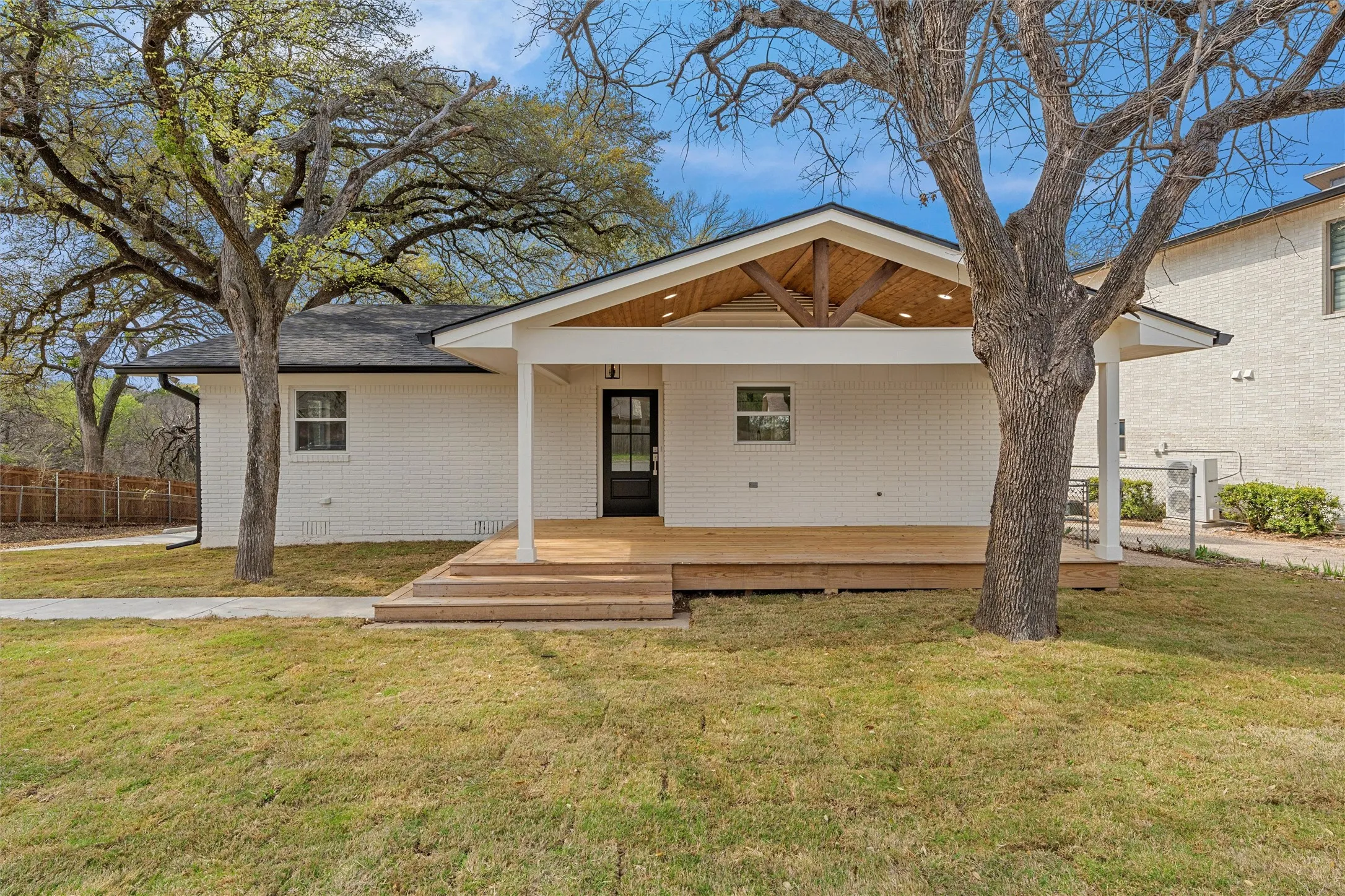 Single Family Residence For Sale in Mc Lennan County , 14014 Harbor Drive, Woodway, Texas 76712, 4 Bedroom, 4 Bathroom, Garage spaces, 2,864 Sqft, built in 1963, mls#21203835, Real Estate Agent in Woodway, Homes For Sale in Mc Lennan county, Homes For Sale in Woodway, Realtor in Woodway Texas, Real Estate Brokerage Independent Realty Texas, Luminita Cordes Realtor