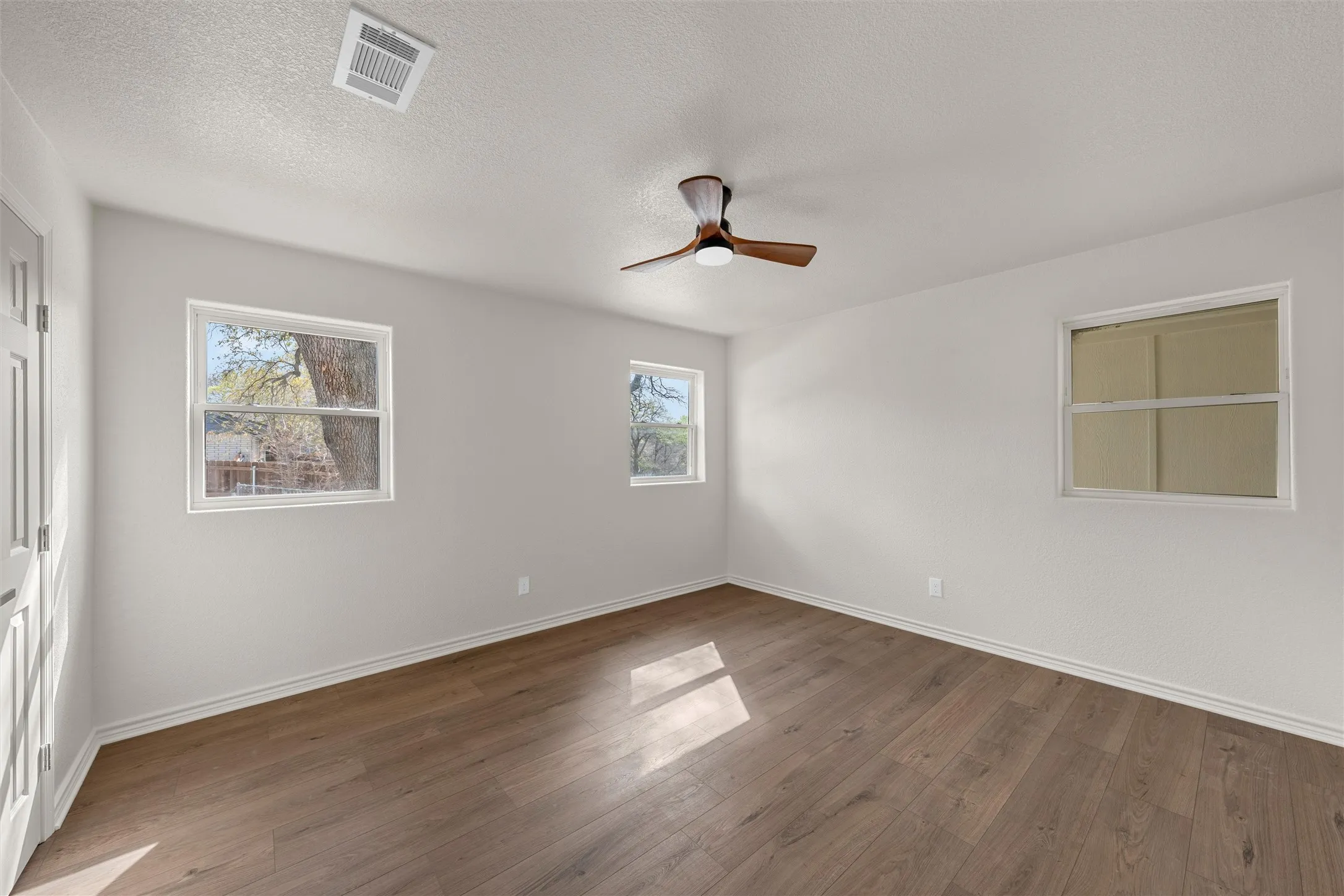 Single Family Residence For Sale in Mc Lennan County , 14014 Harbor Drive, Woodway, Texas 76712, 4 Bedroom, 4 Bathroom, Garage spaces, 2,864 Sqft, built in 1963, mls#21203835, Real Estate Agent in Woodway, Homes For Sale in Mc Lennan county, Homes For Sale in Woodway, Realtor in Woodway Texas, Real Estate Brokerage Independent Realty Texas, Luminita Cordes Realtor