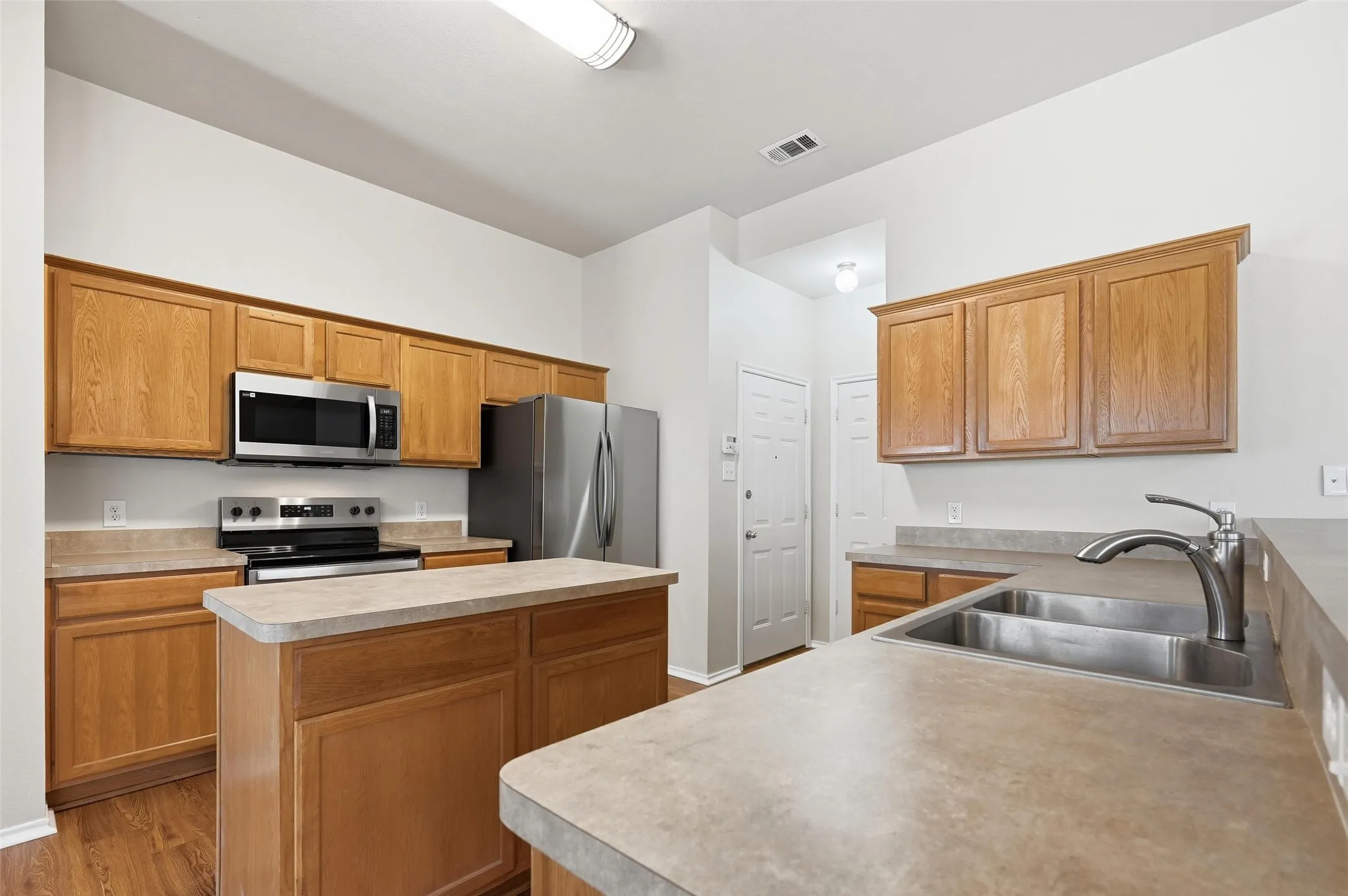 Single Family Residence For Sale in Collin County , 113 Creekview Drive, Anna, Texas 75409, 3 Bedrooms, 2 Bathrooms, 2 Garage spaces, 1,735 Sqft, built in 2005, Price $279,000, mls#21204019, Real Estate Agent in Anna, Homes For Sale in Collin county, Homes For Sale in Anna, Realtor in Anna Texas, Real Estate Brokerage Independent Realty Texas, Luminita Cordes Realtor