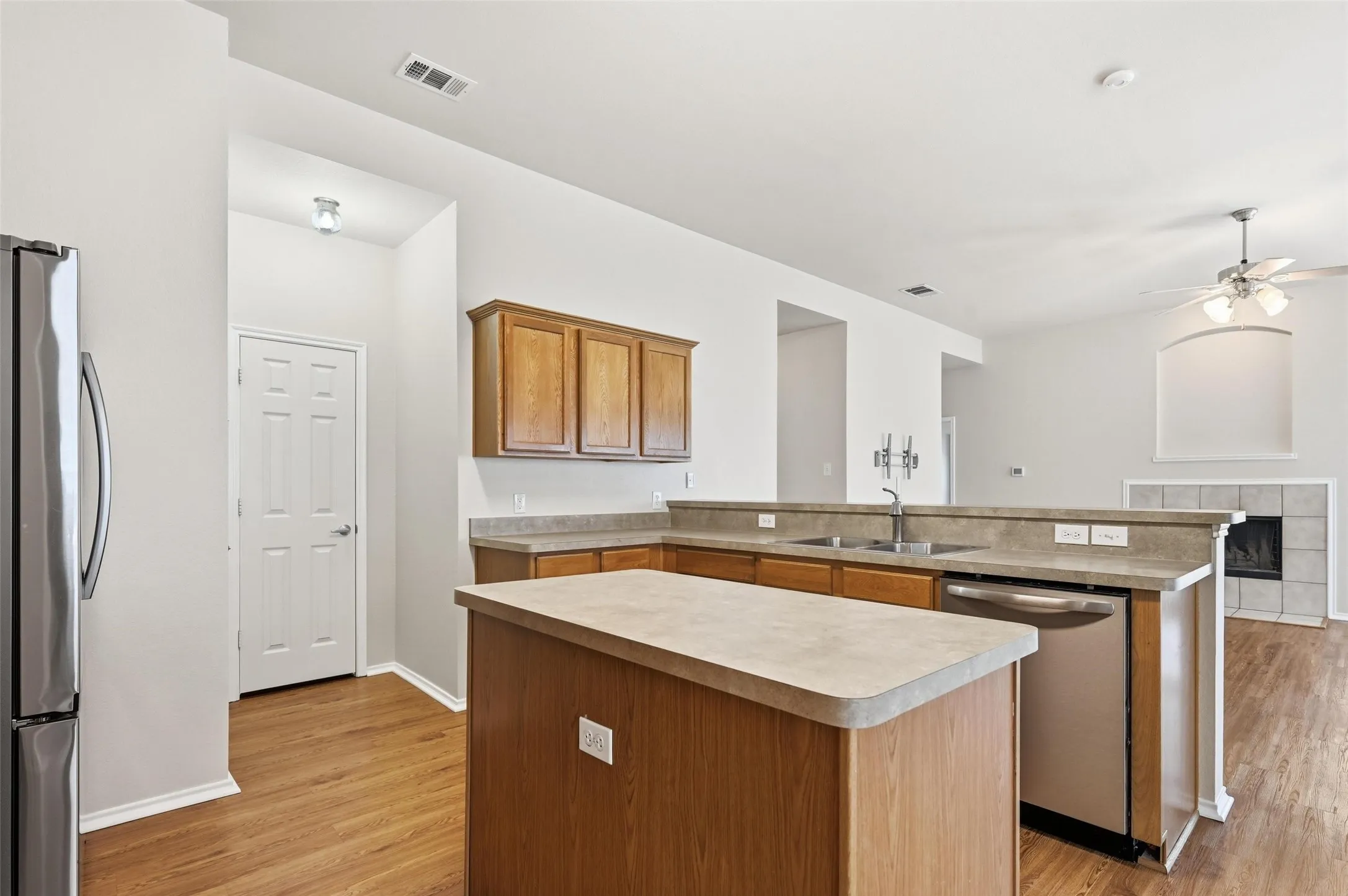 Single Family Residence For Sale in Collin County , 113 Creekview Drive, Anna, Texas 75409, 3 Bedrooms, 2 Bathrooms, 2 Garage spaces, 1,735 Sqft, built in 2005, Price $279,000, mls#21204019, Real Estate Agent in Anna, Homes For Sale in Collin county, Homes For Sale in Anna, Realtor in Anna Texas, Real Estate Brokerage Independent Realty Texas, Luminita Cordes Realtor