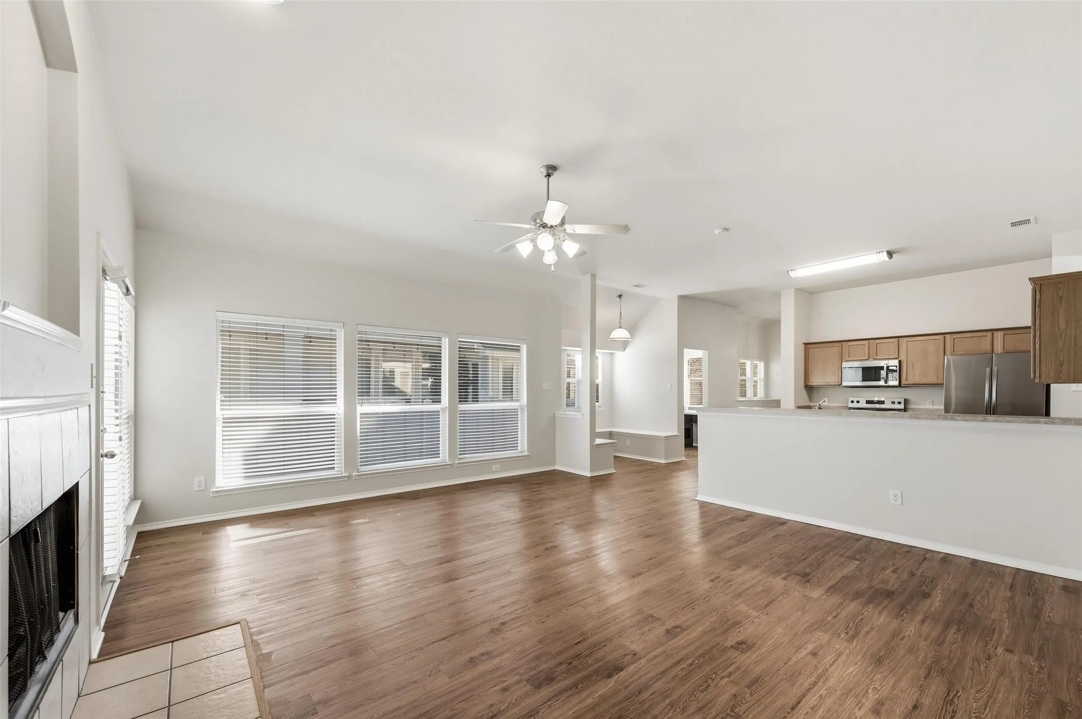 Single Family Residence For Sale in Collin County , 113 Creekview Drive, Anna, Texas 75409, 3 Bedrooms, 2 Bathrooms, 2 Garage spaces, 1,735 Sqft, built in 2005, Price $279,000, mls#21204019, Real Estate Agent in Anna, Homes For Sale in Collin county, Homes For Sale in Anna, Realtor in Anna Texas, Real Estate Brokerage Independent Realty Texas, Luminita Cordes Realtor
