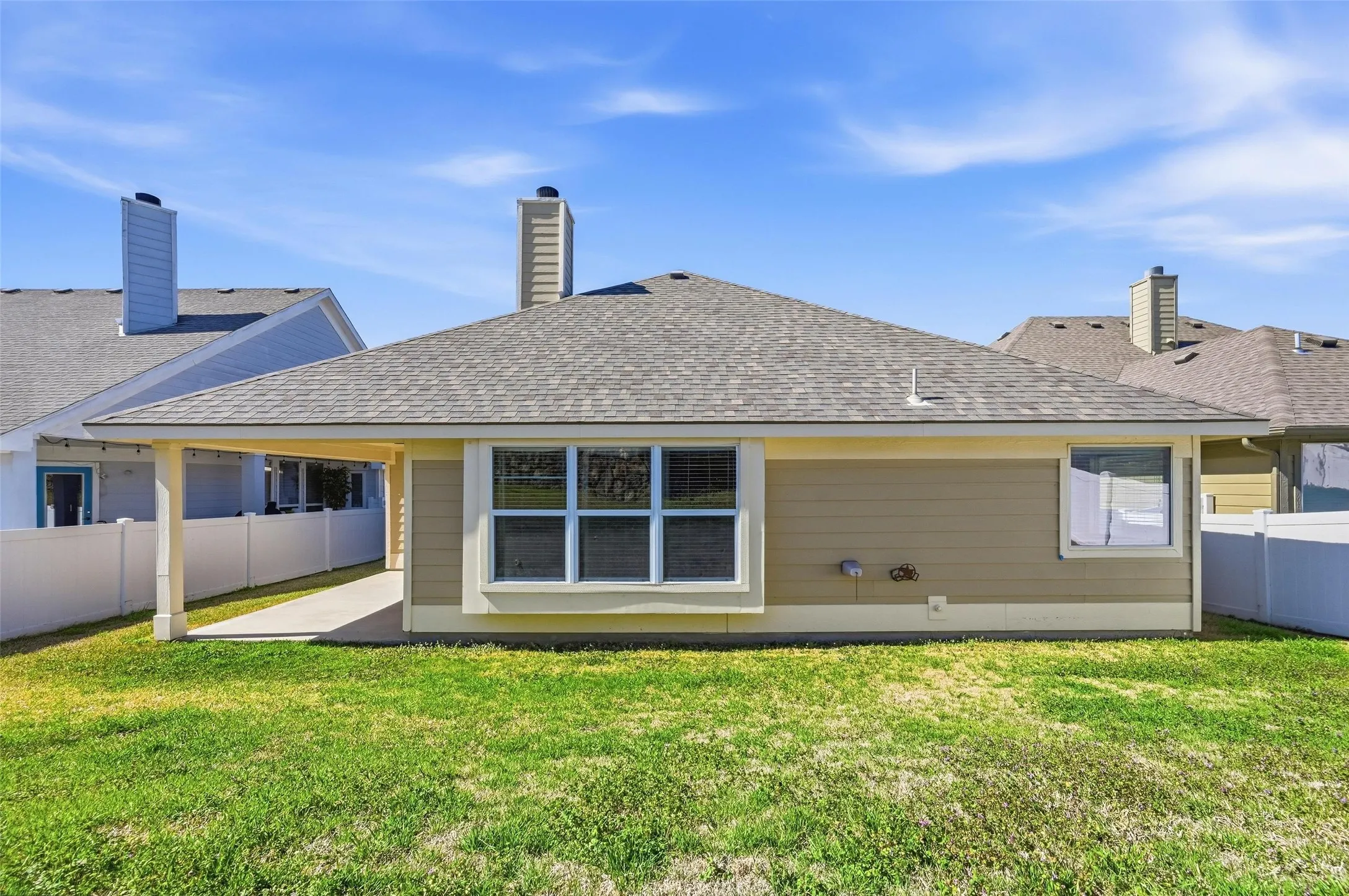 Single Family Residence For Sale in Collin County , 113 Creekview Drive, Anna, Texas 75409, 3 Bedrooms, 2 Bathrooms, 2 Garage spaces, 1,735 Sqft, built in 2005, Price $279,000, mls#21204019, Real Estate Agent in Anna, Homes For Sale in Collin county, Homes For Sale in Anna, Realtor in Anna Texas, Real Estate Brokerage Independent Realty Texas, Luminita Cordes Realtor