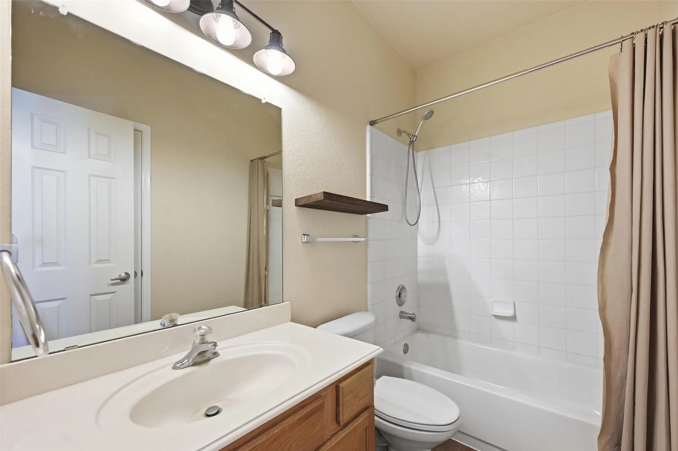 Single Family Residence For Sale in Collin County , 113 Creekview Drive, Anna, Texas 75409, 3 Bedrooms, 2 Bathrooms, 2 Garage spaces, 1,735 Sqft, built in 2005, Price $279,000, mls#21204019, Real Estate Agent in Anna, Homes For Sale in Collin county, Homes For Sale in Anna, Realtor in Anna Texas, Real Estate Brokerage Independent Realty Texas, Luminita Cordes Realtor