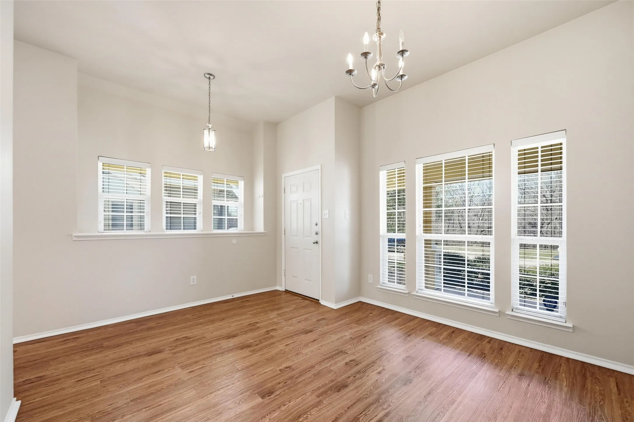 Single Family Residence For Sale in Collin County , 113 Creekview Drive, Anna, Texas 75409, 3 Bedrooms, 2 Bathrooms, 2 Garage spaces, 1,735 Sqft, built in 2005, Price $279,000, mls#21204019, Real Estate Agent in Anna, Homes For Sale in Collin county, Homes For Sale in Anna, Realtor in Anna Texas, Real Estate Brokerage Independent Realty Texas, Luminita Cordes Realtor
