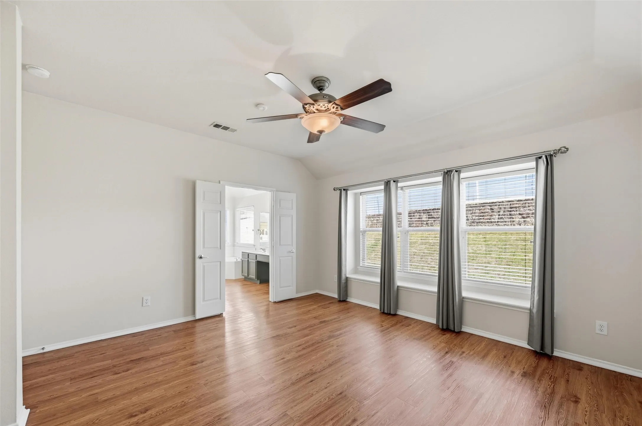 Single Family Residence For Sale in Collin County , 113 Creekview Drive, Anna, Texas 75409, 3 Bedrooms, 2 Bathrooms, 2 Garage spaces, 1,735 Sqft, built in 2005, Price $279,000, mls#21204019, Real Estate Agent in Anna, Homes For Sale in Collin county, Homes For Sale in Anna, Realtor in Anna Texas, Real Estate Brokerage Independent Realty Texas, Luminita Cordes Realtor