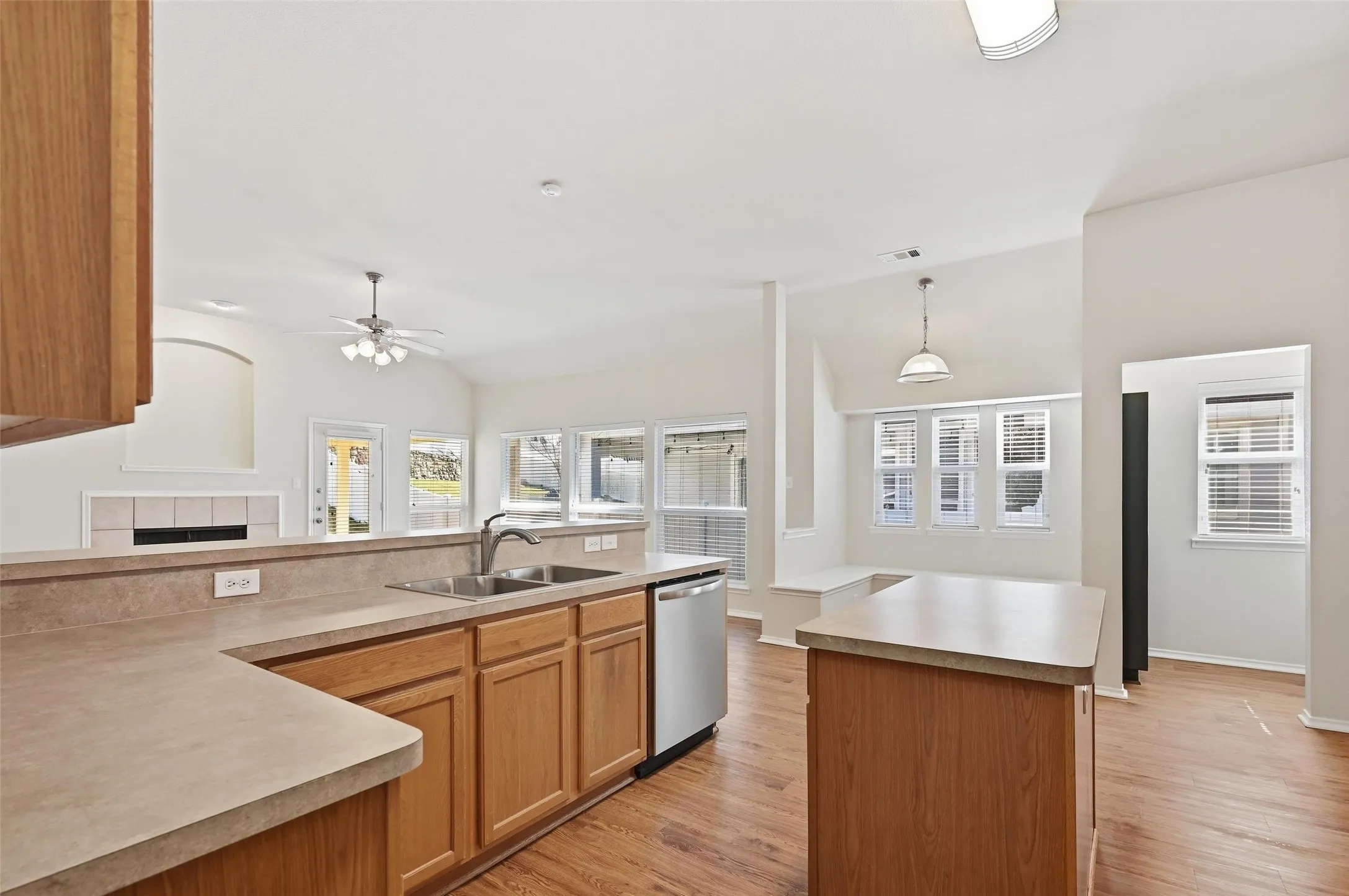 Single Family Residence For Sale in Collin County , 113 Creekview Drive, Anna, Texas 75409, 3 Bedrooms, 2 Bathrooms, 2 Garage spaces, 1,735 Sqft, built in 2005, Price $279,000, mls#21204019, Real Estate Agent in Anna, Homes For Sale in Collin county, Homes For Sale in Anna, Realtor in Anna Texas, Real Estate Brokerage Independent Realty Texas, Luminita Cordes Realtor