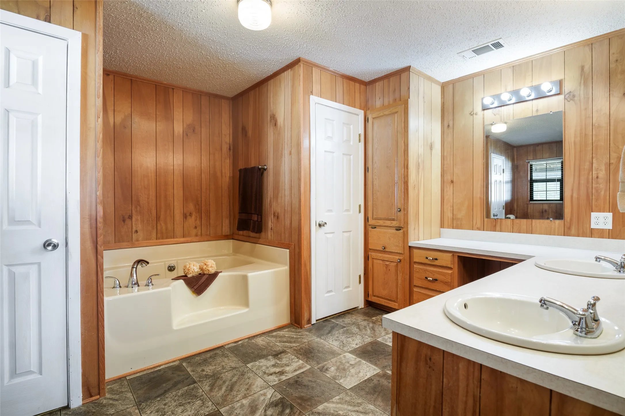 Farm For Sale in Red River (TX) County , 2964 FM 2120, Bagwell, Texas 75412, 9 Bedrooms, 6 Bathrooms, Garage spaces, 5,200 Sqft, built in 1996, Price $949,000, mls#21203102, Real Estate Agent in Bagwell, Homes For Sale in Red River (TX) county, Homes For Sale in Bagwell, Realtor in Bagwell Texas, Real Estate Brokerage Independent Realty Texas, Luminita Cordes Realtor
