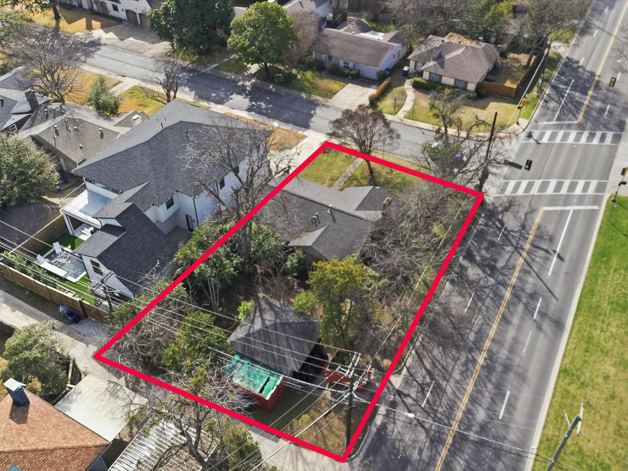 Aerial view of residential area featuring property parcel outlined