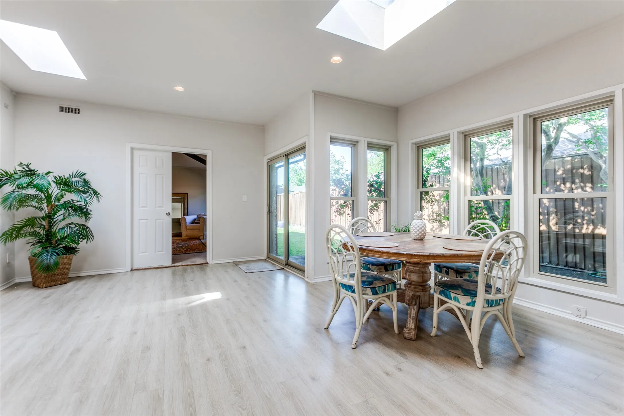 Single Family Residence For Sale in Dallas County , 7403 Authon Drive, Dallas, Texas 75248, 4 Bedroom, 3 Bathroom, 2 Garage spaces, 2,863 Sqft, built in 1973, mls#21191813, Real Estate Agent in Dallas, Homes For Sale in Dallas county, Homes For Sale in Dallas, Realtor in Dallas Texas, Real Estate Brokerage Independent Realty Texas, Luminita Cordes Realtor