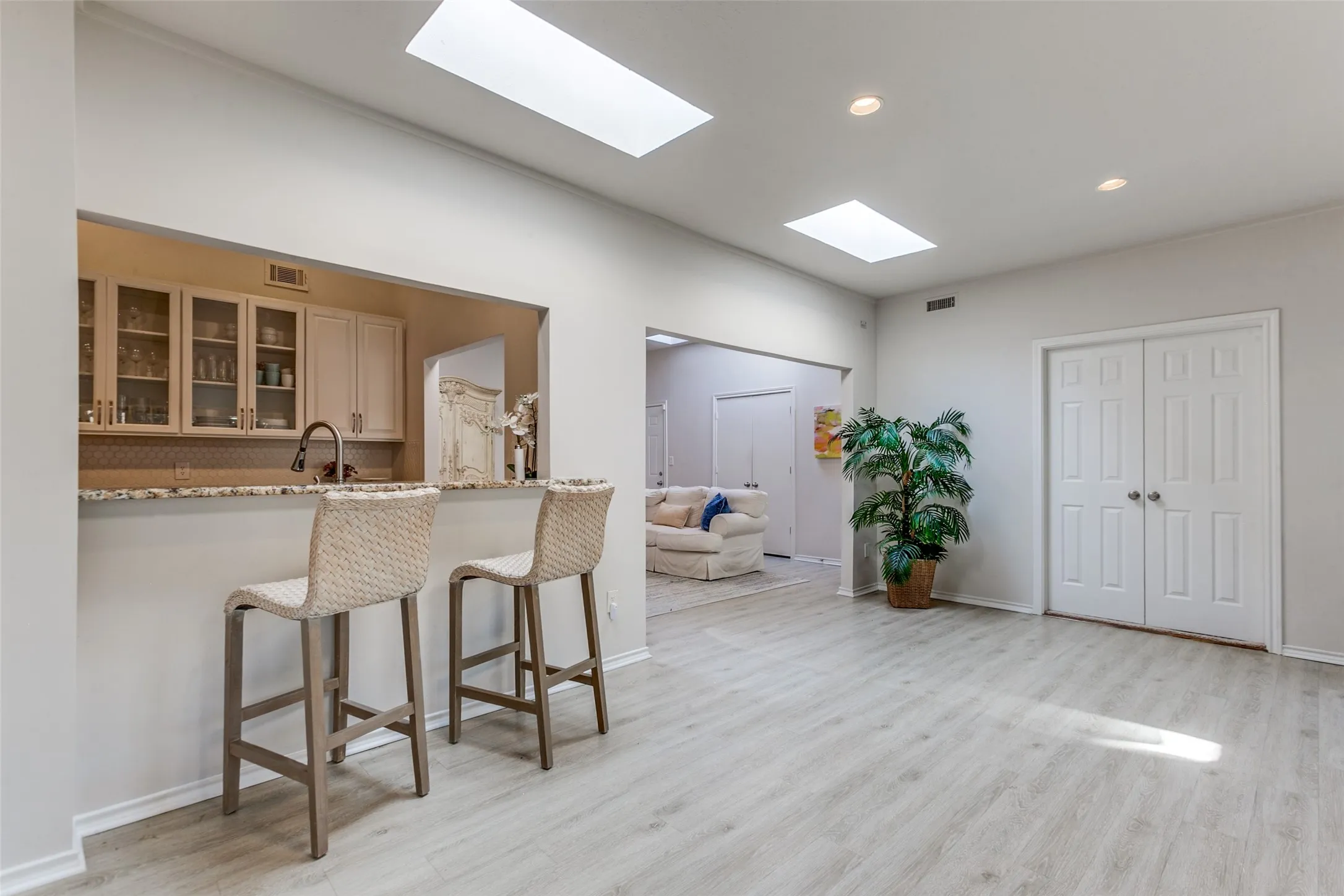 Single Family Residence For Sale in Dallas County , 7403 Authon Drive, Dallas, Texas 75248, 4 Bedroom, 3 Bathroom, 2 Garage spaces, 2,863 Sqft, built in 1973, mls#21191813, Real Estate Agent in Dallas, Homes For Sale in Dallas county, Homes For Sale in Dallas, Realtor in Dallas Texas, Real Estate Brokerage Independent Realty Texas, Luminita Cordes Realtor