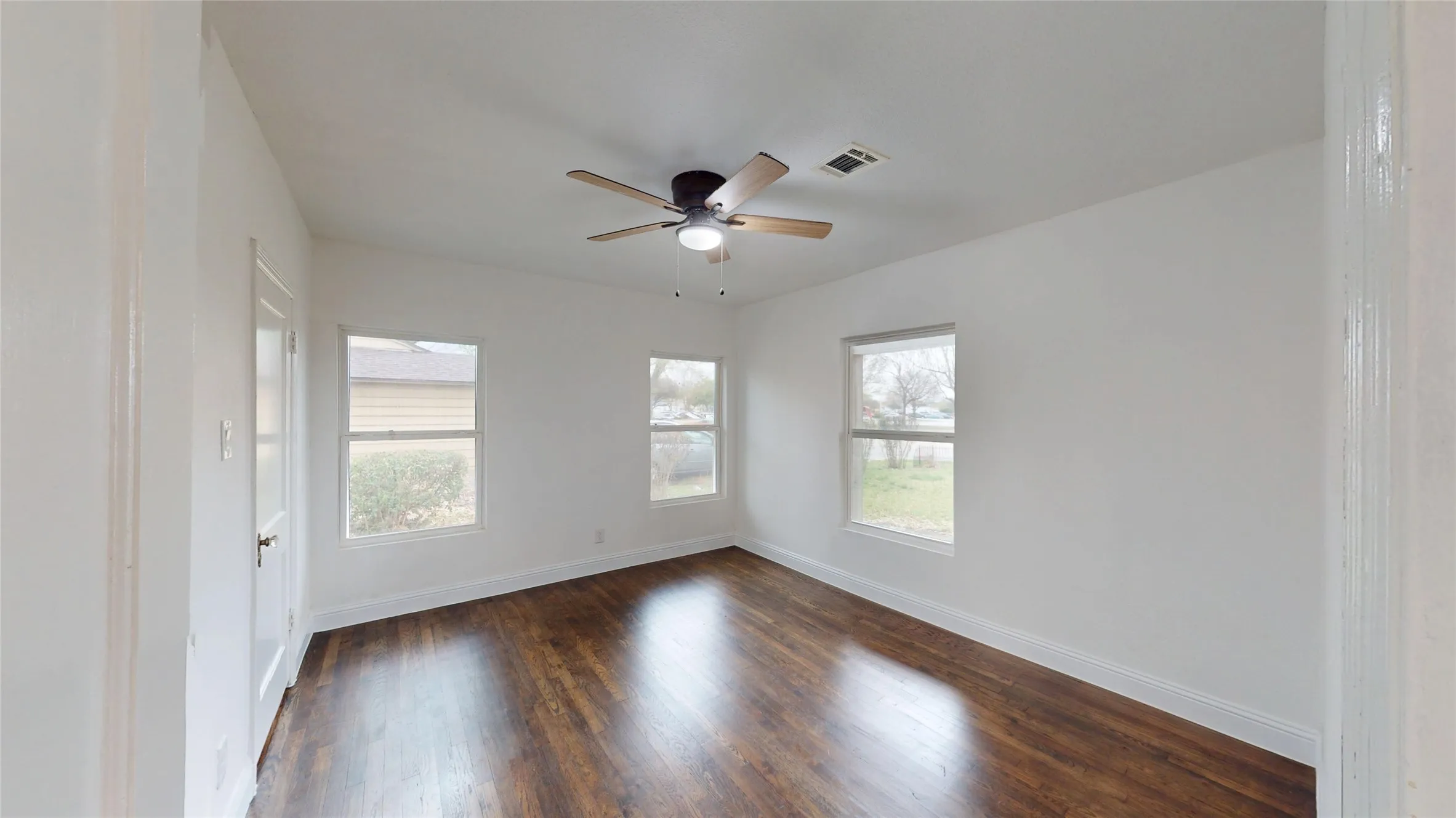 Single Family Residence For Sale in Dallas County , 1425 W Walnut Street, Garland, Texas 75042, 3 Bedroom, 2 Bathroom, Garage spaces, 1,395 Sqft, built in 1950, Preowned, mls#21203972, Real Estate Agent in Garland, Homes For Sale in Dallas county, Homes For Sale in Garland, Realtor in Garland Texas, Real Estate Brokerage Independent Realty Texas, Luminita Cordes Realtor