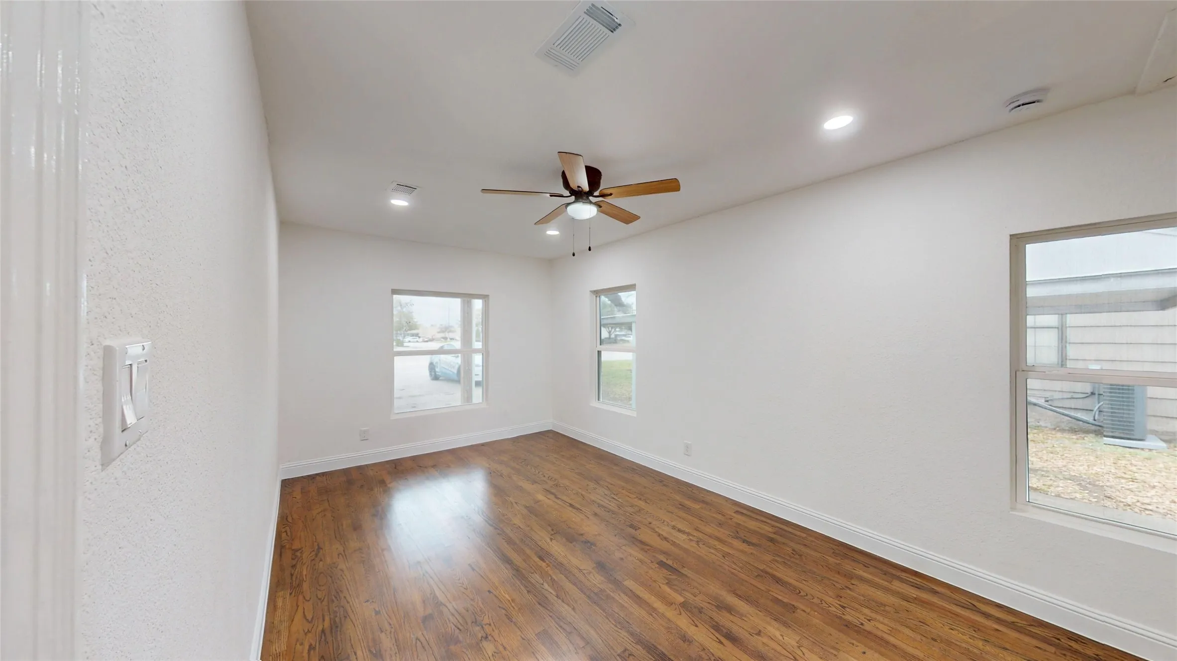 Single Family Residence For Sale in Dallas County , 1425 W Walnut Street, Garland, Texas 75042, 3 Bedroom, 2 Bathroom, Garage spaces, 1,395 Sqft, built in 1950, Preowned, mls#21203972, Real Estate Agent in Garland, Homes For Sale in Dallas county, Homes For Sale in Garland, Realtor in Garland Texas, Real Estate Brokerage Independent Realty Texas, Luminita Cordes Realtor