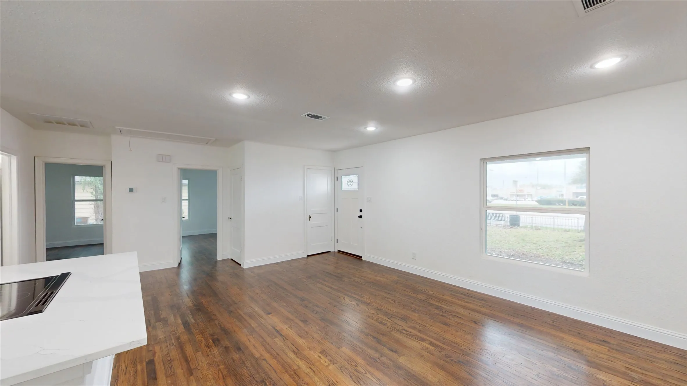 Single Family Residence For Sale in Dallas County , 1425 W Walnut Street, Garland, Texas 75042, 3 Bedroom, 2 Bathroom, Garage spaces, 1,395 Sqft, built in 1950, Preowned, mls#21203972, Real Estate Agent in Garland, Homes For Sale in Dallas county, Homes For Sale in Garland, Realtor in Garland Texas, Real Estate Brokerage Independent Realty Texas, Luminita Cordes Realtor