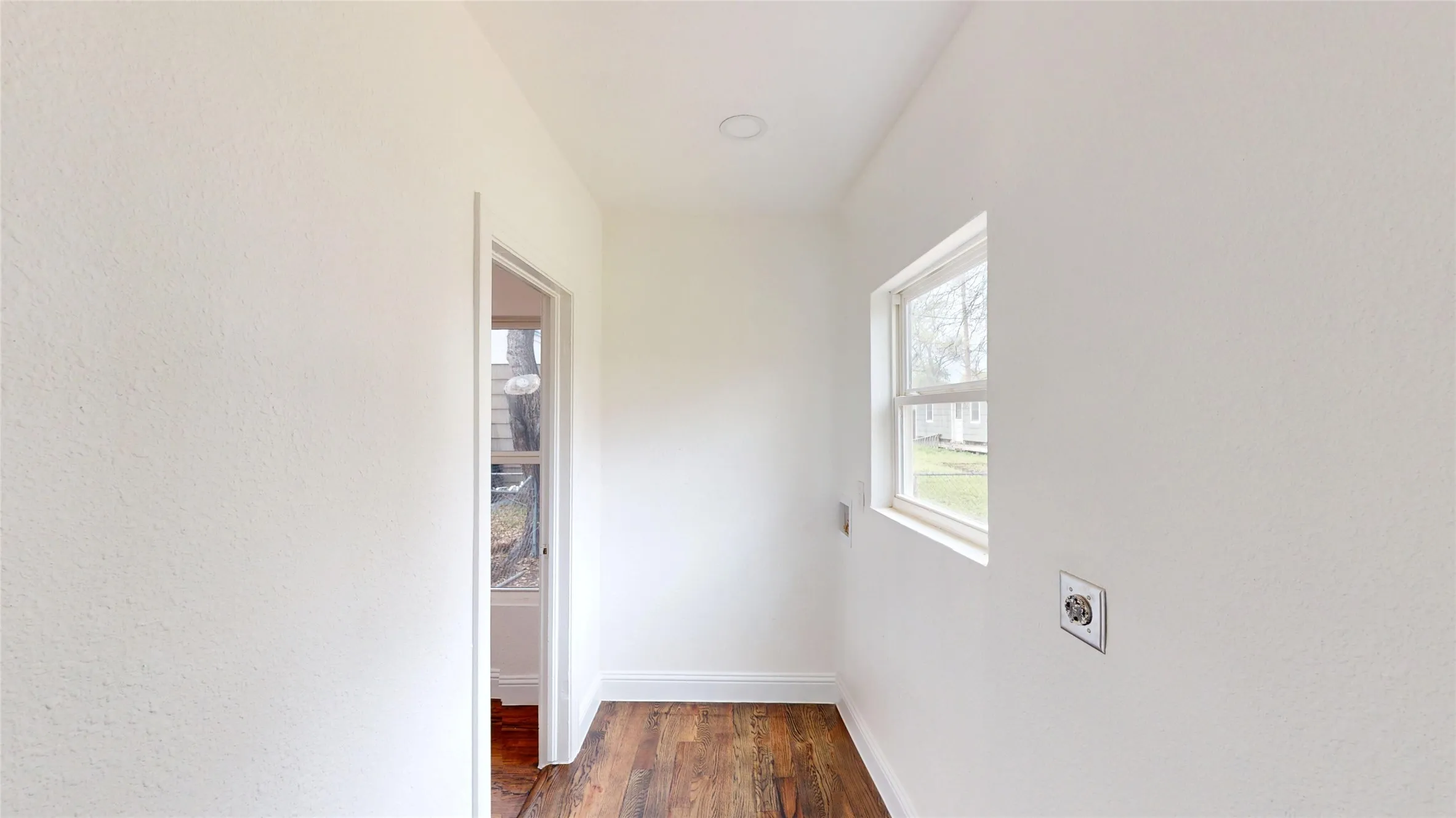 Single Family Residence For Sale in Dallas County , 1425 W Walnut Street, Garland, Texas 75042, 3 Bedroom, 2 Bathroom, Garage spaces, 1,395 Sqft, built in 1950, Preowned, mls#21203972, Real Estate Agent in Garland, Homes For Sale in Dallas county, Homes For Sale in Garland, Realtor in Garland Texas, Real Estate Brokerage Independent Realty Texas, Luminita Cordes Realtor