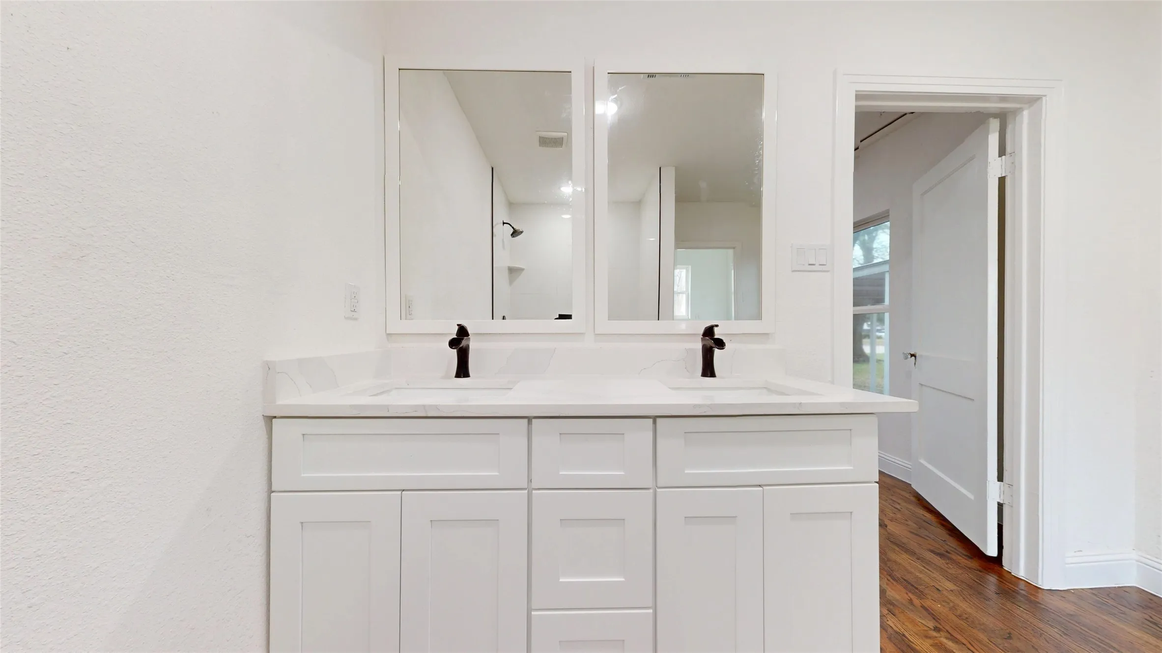 Single Family Residence For Sale in Dallas County , 1425 W Walnut Street, Garland, Texas 75042, 3 Bedroom, 2 Bathroom, Garage spaces, 1,395 Sqft, built in 1950, Preowned, mls#21203972, Real Estate Agent in Garland, Homes For Sale in Dallas county, Homes For Sale in Garland, Realtor in Garland Texas, Real Estate Brokerage Independent Realty Texas, Luminita Cordes Realtor