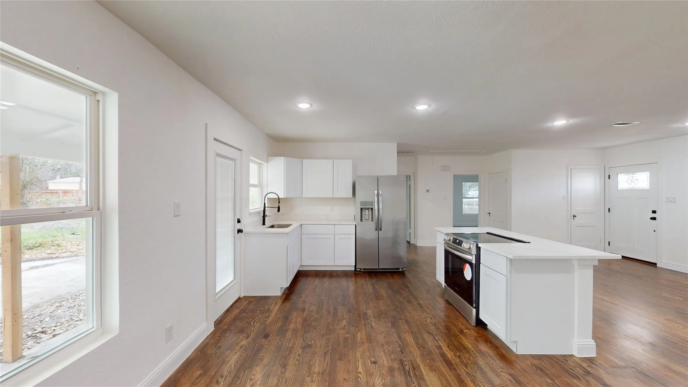 Single Family Residence For Sale in Dallas County , 1425 W Walnut Street, Garland, Texas 75042, 3 Bedroom, 2 Bathroom, Garage spaces, 1,395 Sqft, built in 1950, Preowned, mls#21203972, Real Estate Agent in Garland, Homes For Sale in Dallas county, Homes For Sale in Garland, Realtor in Garland Texas, Real Estate Brokerage Independent Realty Texas, Luminita Cordes Realtor