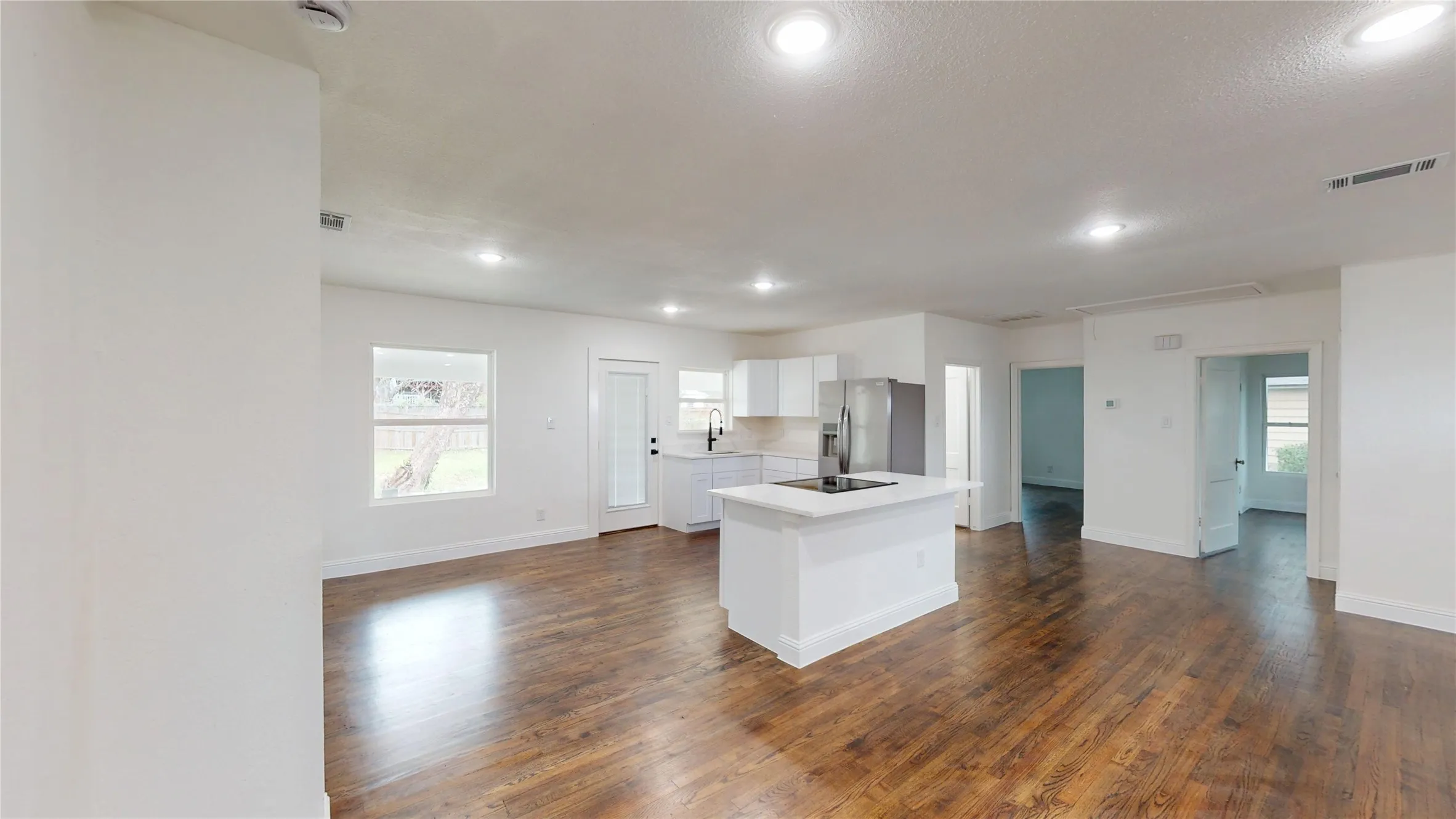 Single Family Residence For Sale in Dallas County , 1425 W Walnut Street, Garland, Texas 75042, 3 Bedroom, 2 Bathroom, Garage spaces, 1,395 Sqft, built in 1950, Preowned, mls#21203972, Real Estate Agent in Garland, Homes For Sale in Dallas county, Homes For Sale in Garland, Realtor in Garland Texas, Real Estate Brokerage Independent Realty Texas, Luminita Cordes Realtor