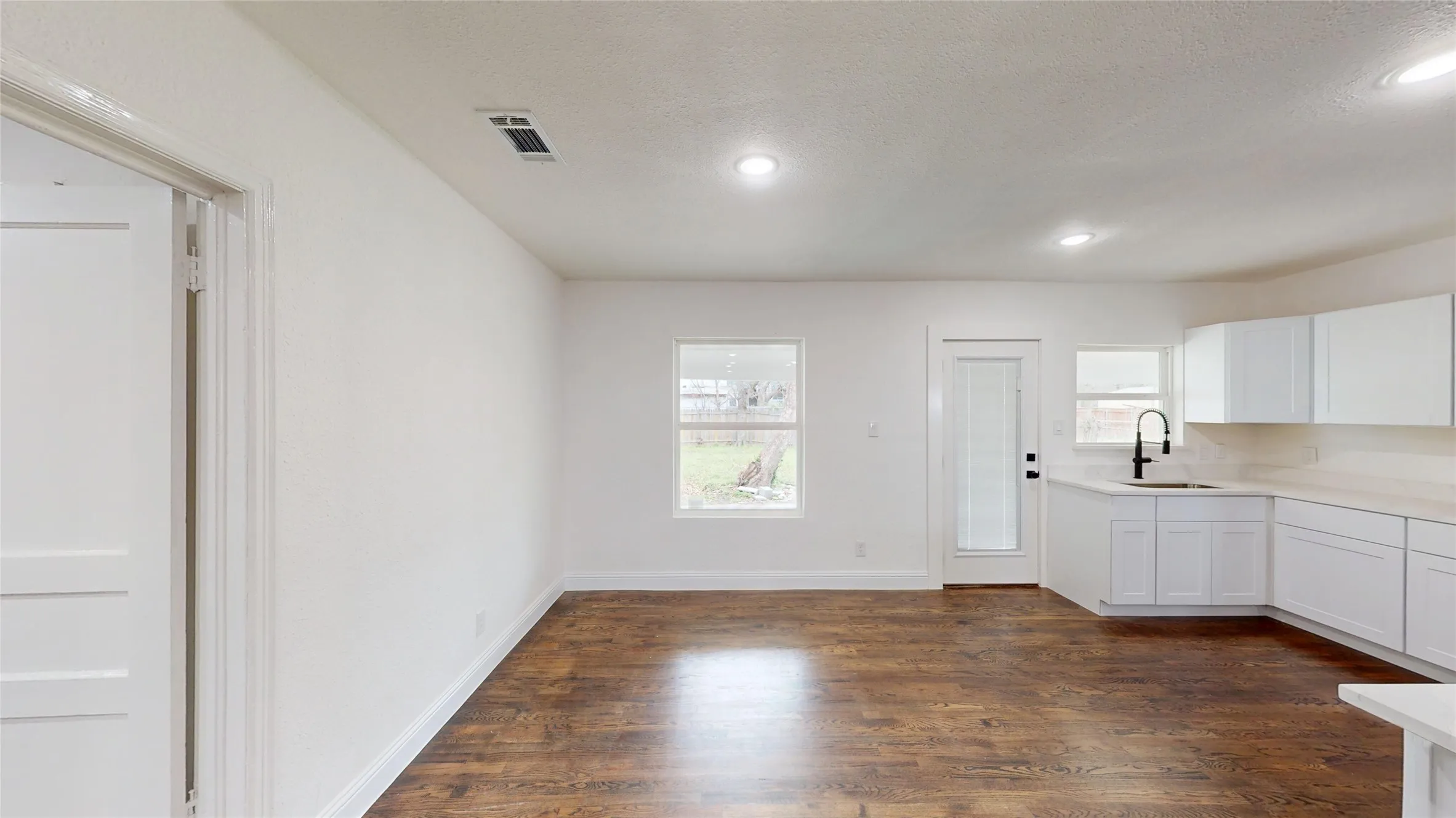 Single Family Residence For Sale in Dallas County , 1425 W Walnut Street, Garland, Texas 75042, 3 Bedroom, 2 Bathroom, Garage spaces, 1,395 Sqft, built in 1950, Preowned, mls#21203972, Real Estate Agent in Garland, Homes For Sale in Dallas county, Homes For Sale in Garland, Realtor in Garland Texas, Real Estate Brokerage Independent Realty Texas, Luminita Cordes Realtor