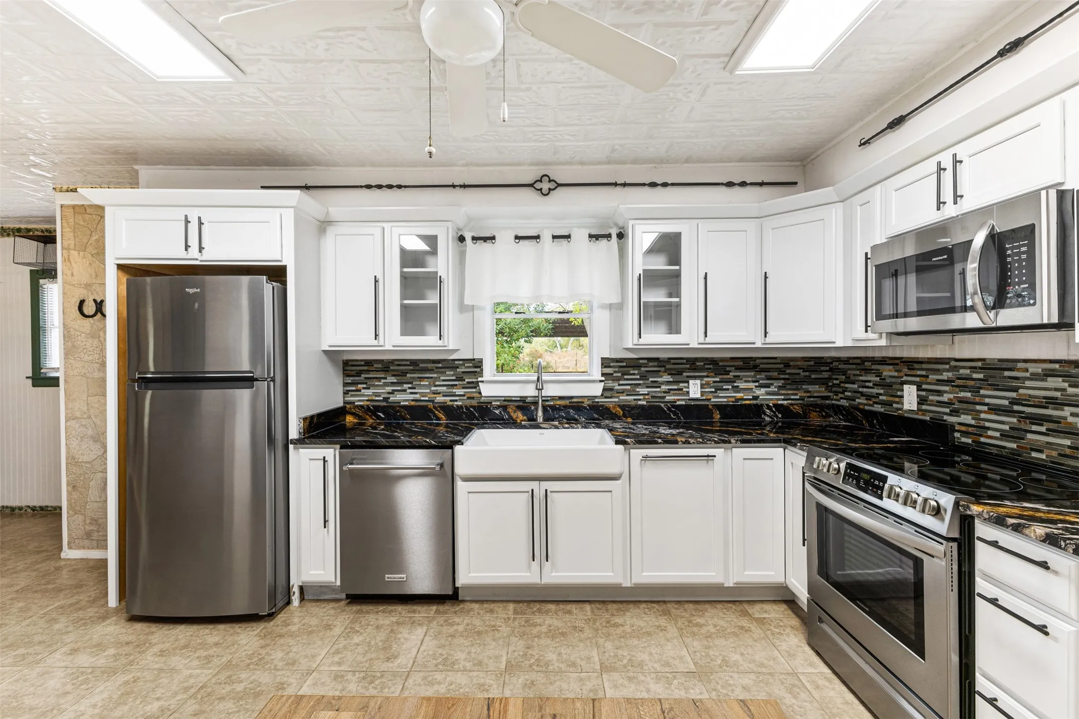 Farm For Sale in Limestone County , 195 County Road 852, Donie, Texas 75838, 3 Bedrooms, 2 Bathrooms, 1 Garage spaces, 2,215 Sqft, built in 1965, Price $345,000, mls#21203138, Real Estate Agent in Donie, Homes For Sale in Limestone county, Homes For Sale in Donie, Realtor in Donie Texas, Real Estate Brokerage Independent Realty Texas, Luminita Cordes Realtor