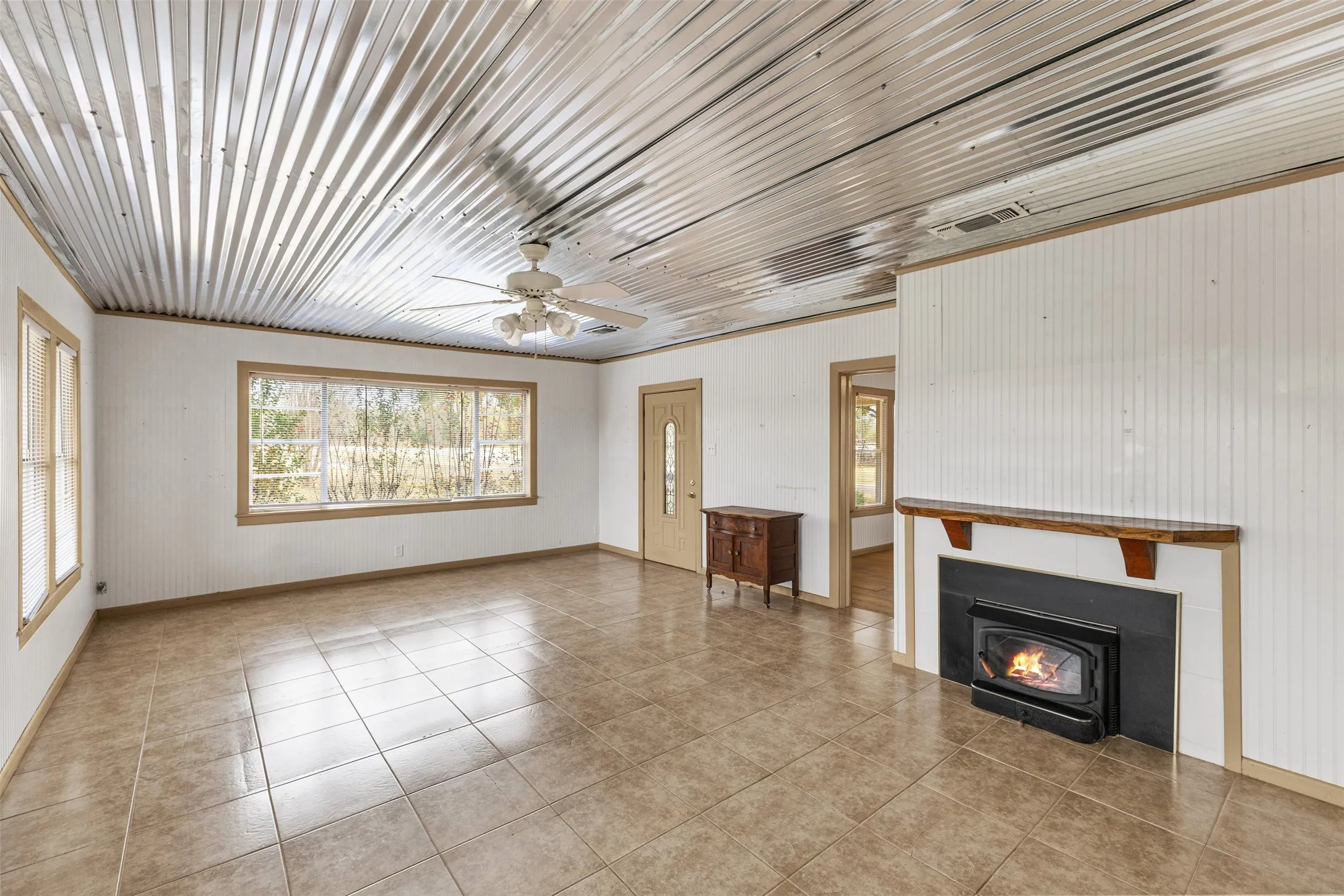 Farm For Sale in Limestone County , 195 County Road 852, Donie, Texas 75838, 3 Bedrooms, 2 Bathrooms, 1 Garage spaces, 2,215 Sqft, built in 1965, Price $345,000, mls#21203138, Real Estate Agent in Donie, Homes For Sale in Limestone county, Homes For Sale in Donie, Realtor in Donie Texas, Real Estate Brokerage Independent Realty Texas, Luminita Cordes Realtor