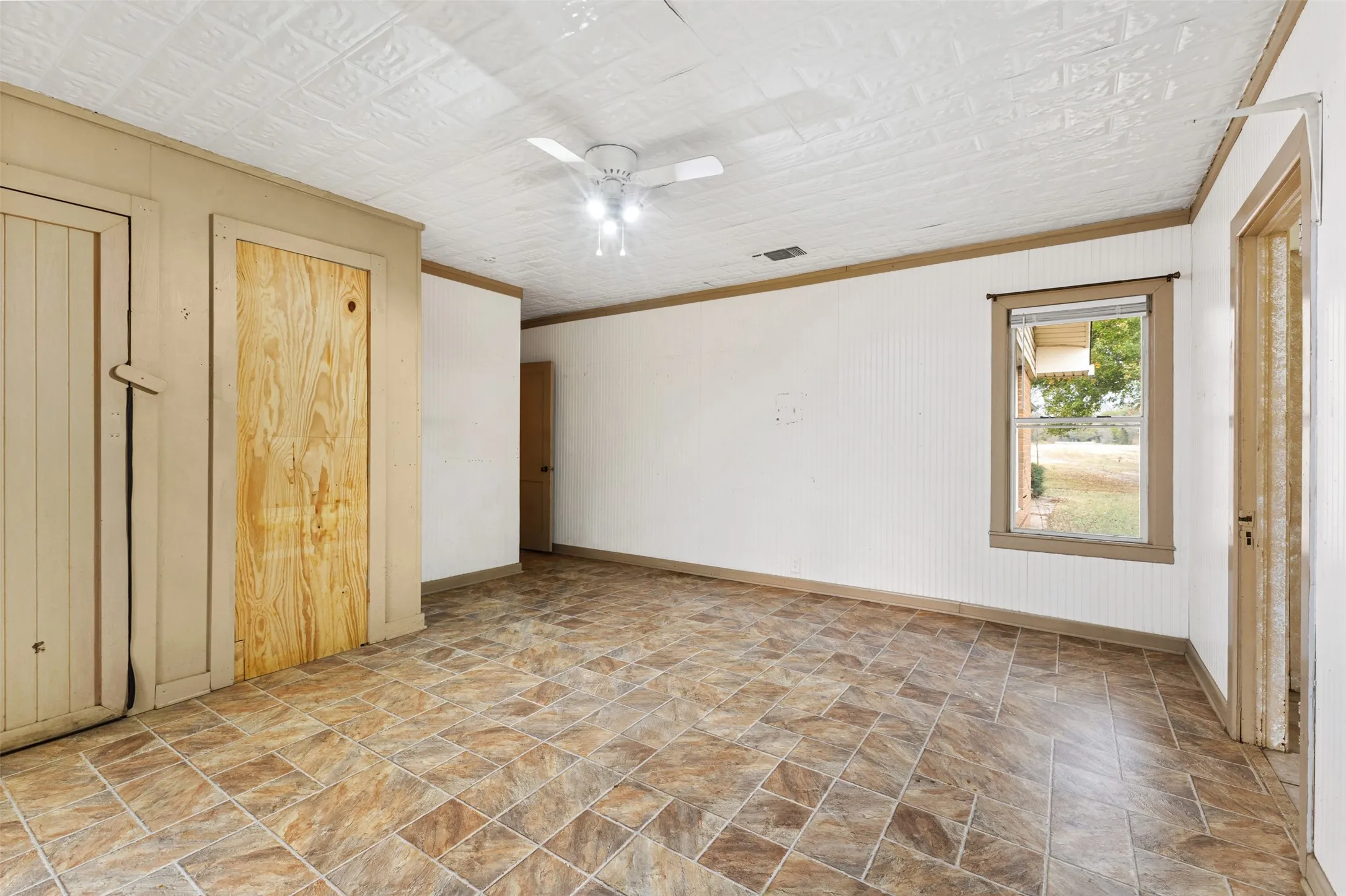 Farm For Sale in Limestone County , 195 County Road 852, Donie, Texas 75838, 3 Bedrooms, 2 Bathrooms, 1 Garage spaces, 2,215 Sqft, built in 1965, Price $345,000, mls#21203138, Real Estate Agent in Donie, Homes For Sale in Limestone county, Homes For Sale in Donie, Realtor in Donie Texas, Real Estate Brokerage Independent Realty Texas, Luminita Cordes Realtor