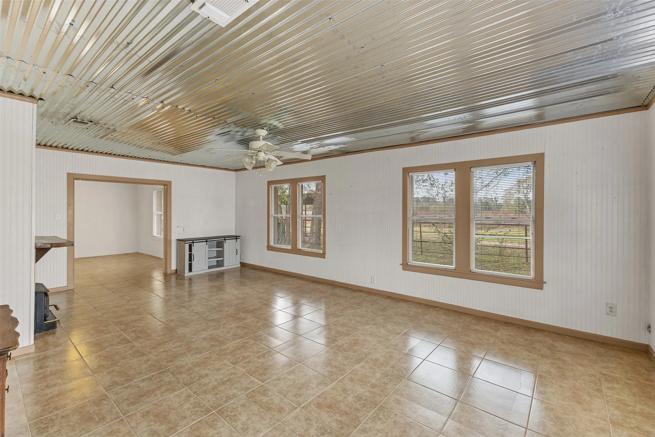 Farm For Sale in Limestone County , 195 County Road 852, Donie, Texas 75838, 3 Bedrooms, 2 Bathrooms, 1 Garage spaces, 2,215 Sqft, built in 1965, Price $345,000, mls#21203138, Real Estate Agent in Donie, Homes For Sale in Limestone county, Homes For Sale in Donie, Realtor in Donie Texas, Real Estate Brokerage Independent Realty Texas, Luminita Cordes Realtor