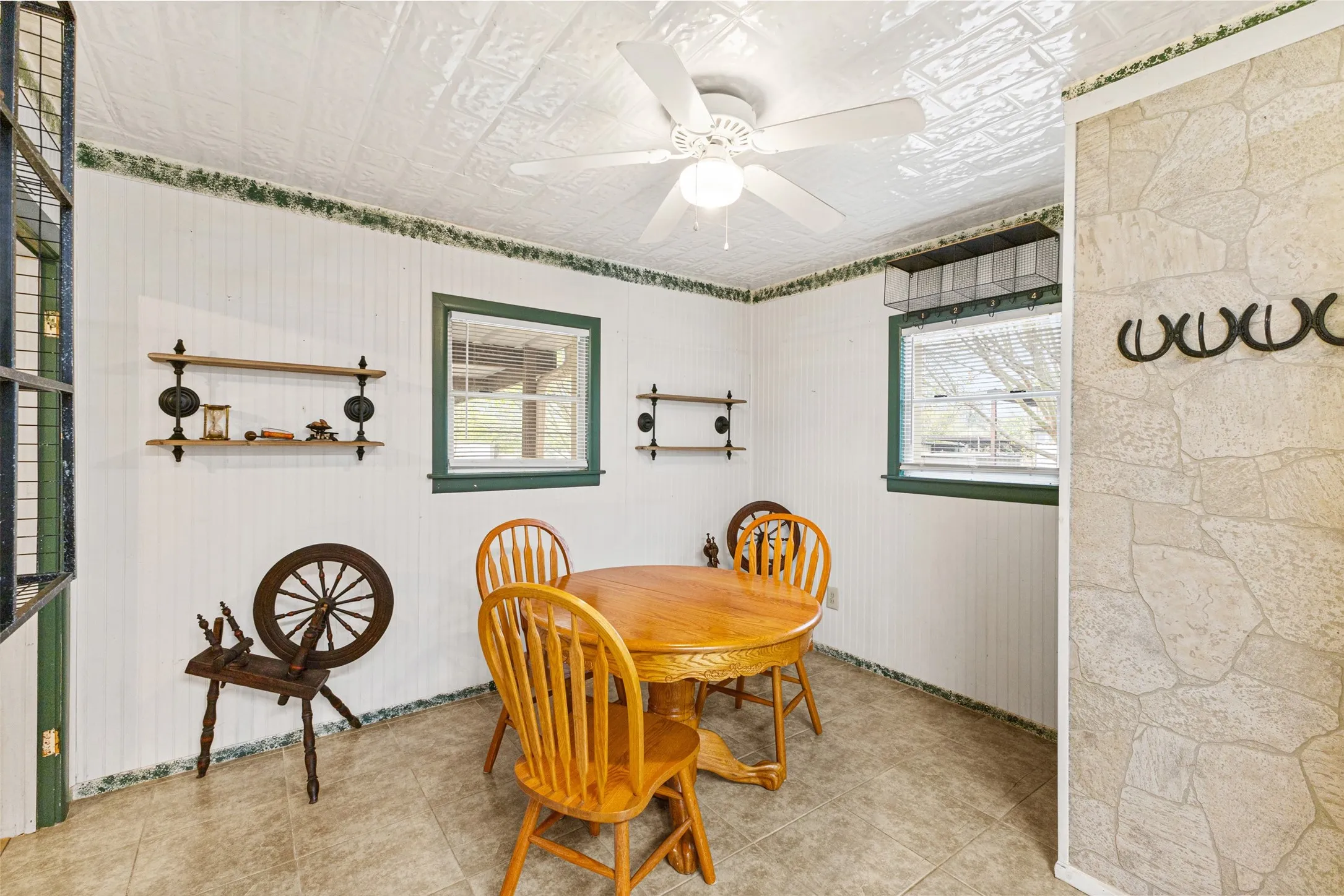 Farm For Sale in Limestone County , 195 County Road 852, Donie, Texas 75838, 3 Bedrooms, 2 Bathrooms, 1 Garage spaces, 2,215 Sqft, built in 1965, Price $345,000, mls#21203138, Real Estate Agent in Donie, Homes For Sale in Limestone county, Homes For Sale in Donie, Realtor in Donie Texas, Real Estate Brokerage Independent Realty Texas, Luminita Cordes Realtor