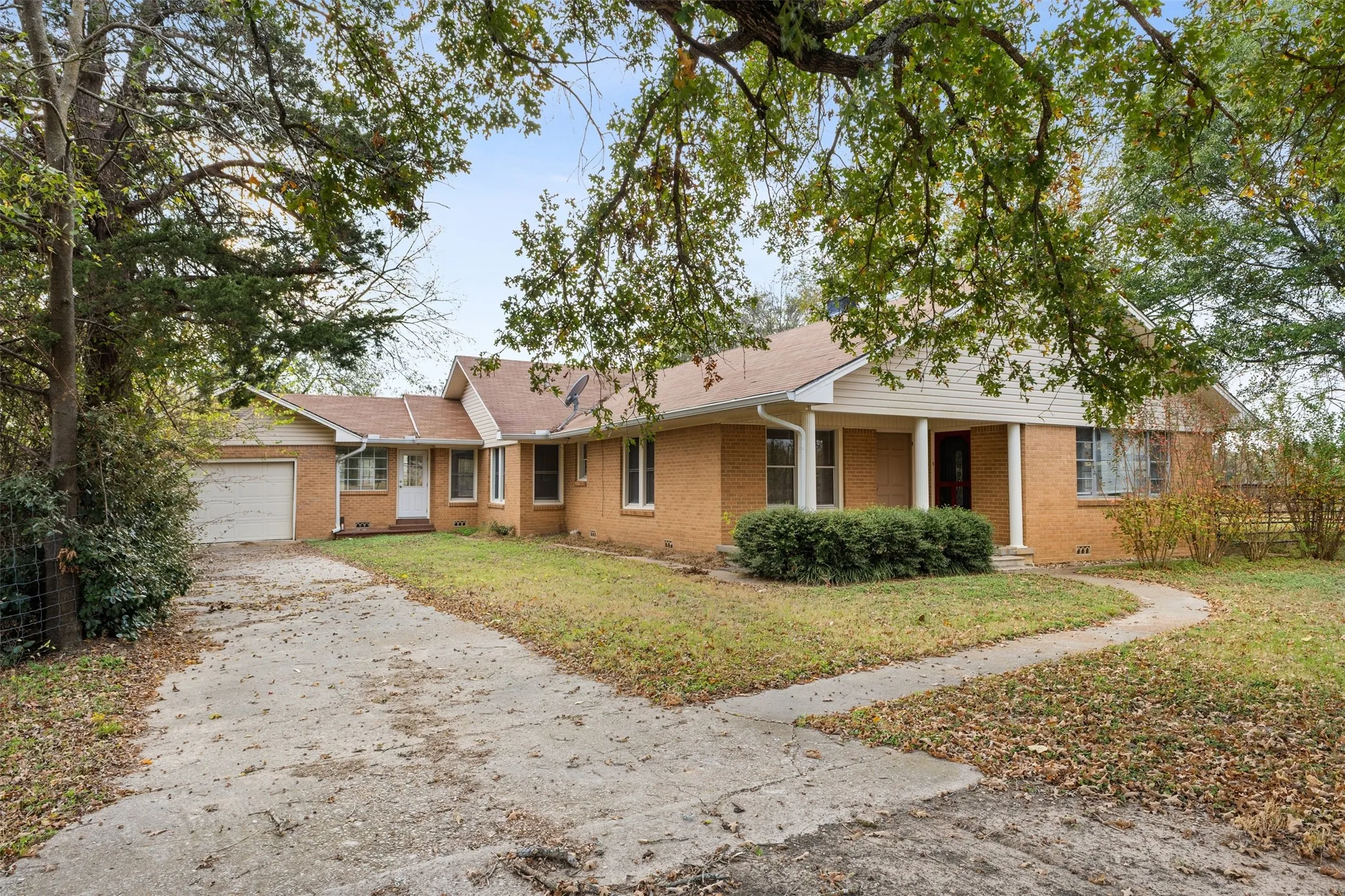 Farm For Sale in Limestone County , 195 County Road 852, Donie, Texas 75838, 3 Bedrooms, 2 Bathrooms, 1 Garage spaces, 2,215 Sqft, built in 1965, Price $345,000, mls#21203138, Real Estate Agent in Donie, Homes For Sale in Limestone county, Homes For Sale in Donie, Realtor in Donie Texas, Real Estate Brokerage Independent Realty Texas, Luminita Cordes Realtor