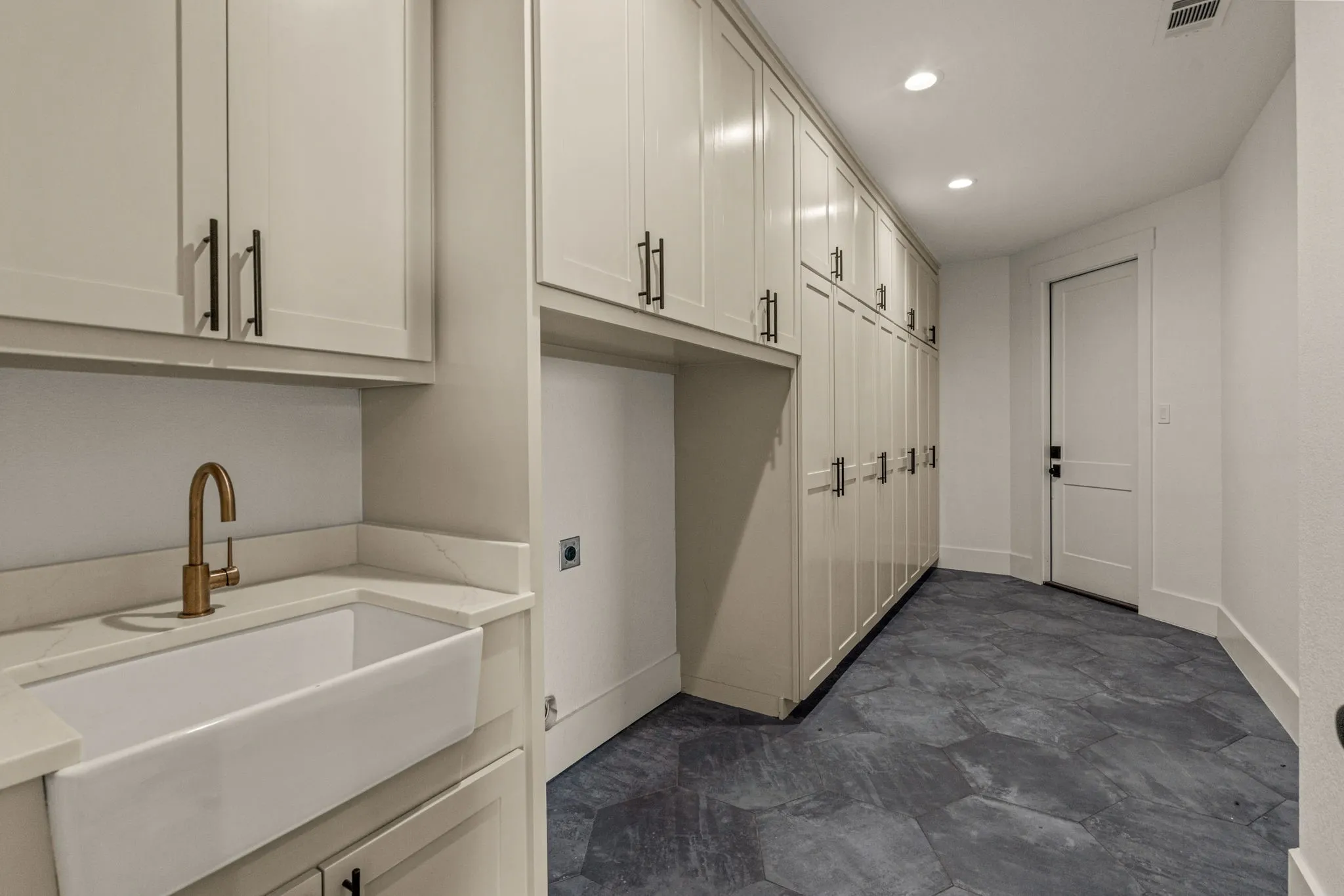 Single Family Residence For Sale in Parker County , 227 High View Trail, Aledo, Texas 76008, 4 Bedroom, 7 Bathroom, 4 Garage spaces, 6,203 Sqft, built in 2021, Preowned, mls#21204207, Real Estate Agent in Aledo, Homes For Sale in Parker county, Homes For Sale in Aledo, Realtor in Aledo Texas, Real Estate Brokerage Independent Realty Texas, Luminita Cordes Realtor