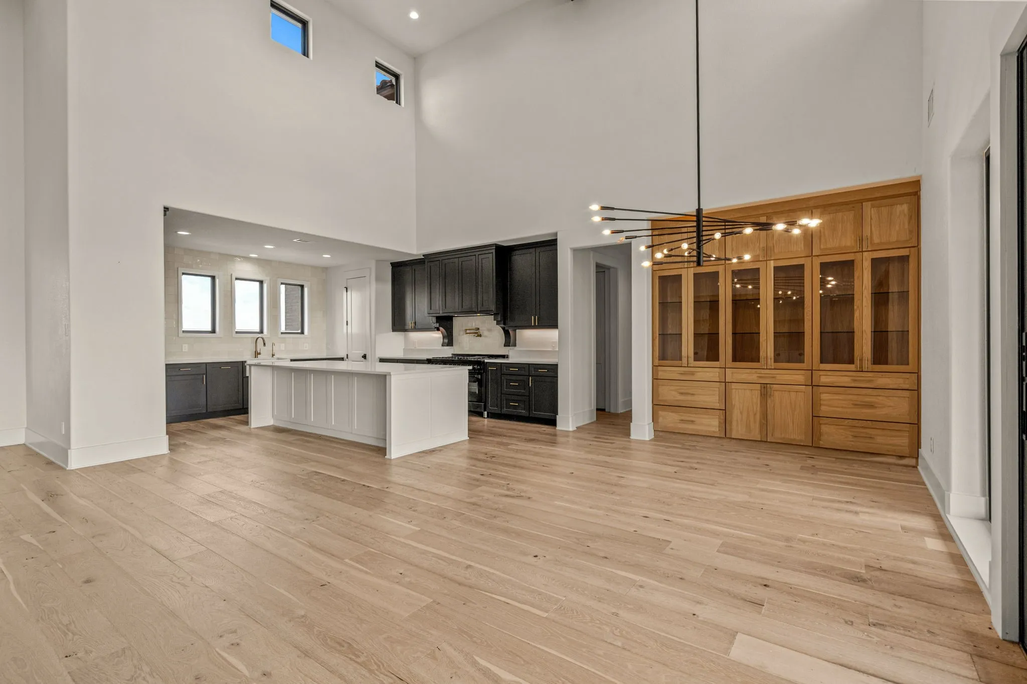 Single Family Residence For Sale in Parker County , 227 High View Trail, Aledo, Texas 76008, 4 Bedroom, 7 Bathroom, 4 Garage spaces, 6,203 Sqft, built in 2021, Preowned, mls#21204207, Real Estate Agent in Aledo, Homes For Sale in Parker county, Homes For Sale in Aledo, Realtor in Aledo Texas, Real Estate Brokerage Independent Realty Texas, Luminita Cordes Realtor