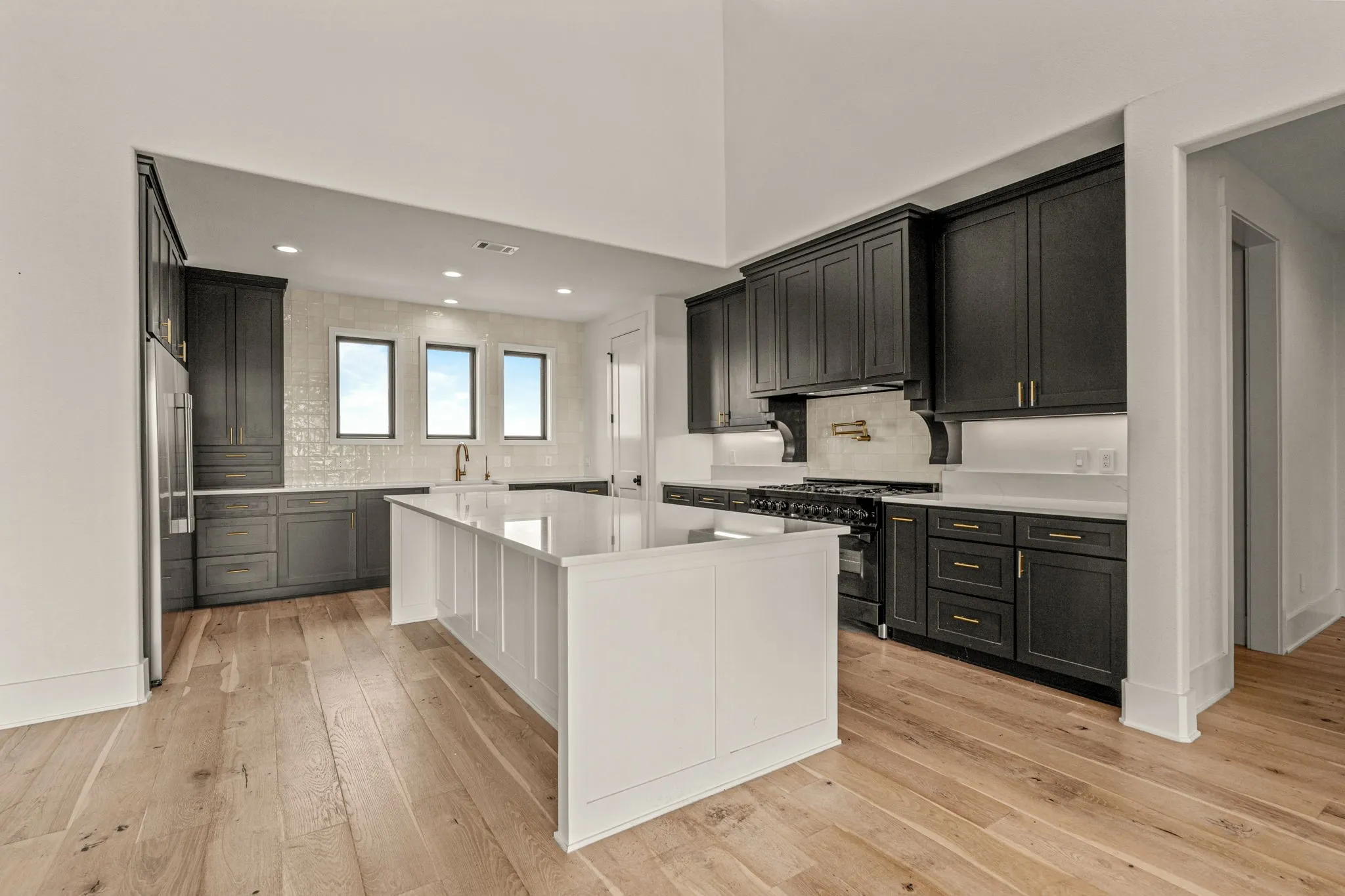 Single Family Residence For Sale in Parker County , 227 High View Trail, Aledo, Texas 76008, 4 Bedroom, 7 Bathroom, 4 Garage spaces, 6,203 Sqft, built in 2021, Preowned, mls#21204207, Real Estate Agent in Aledo, Homes For Sale in Parker county, Homes For Sale in Aledo, Realtor in Aledo Texas, Real Estate Brokerage Independent Realty Texas, Luminita Cordes Realtor