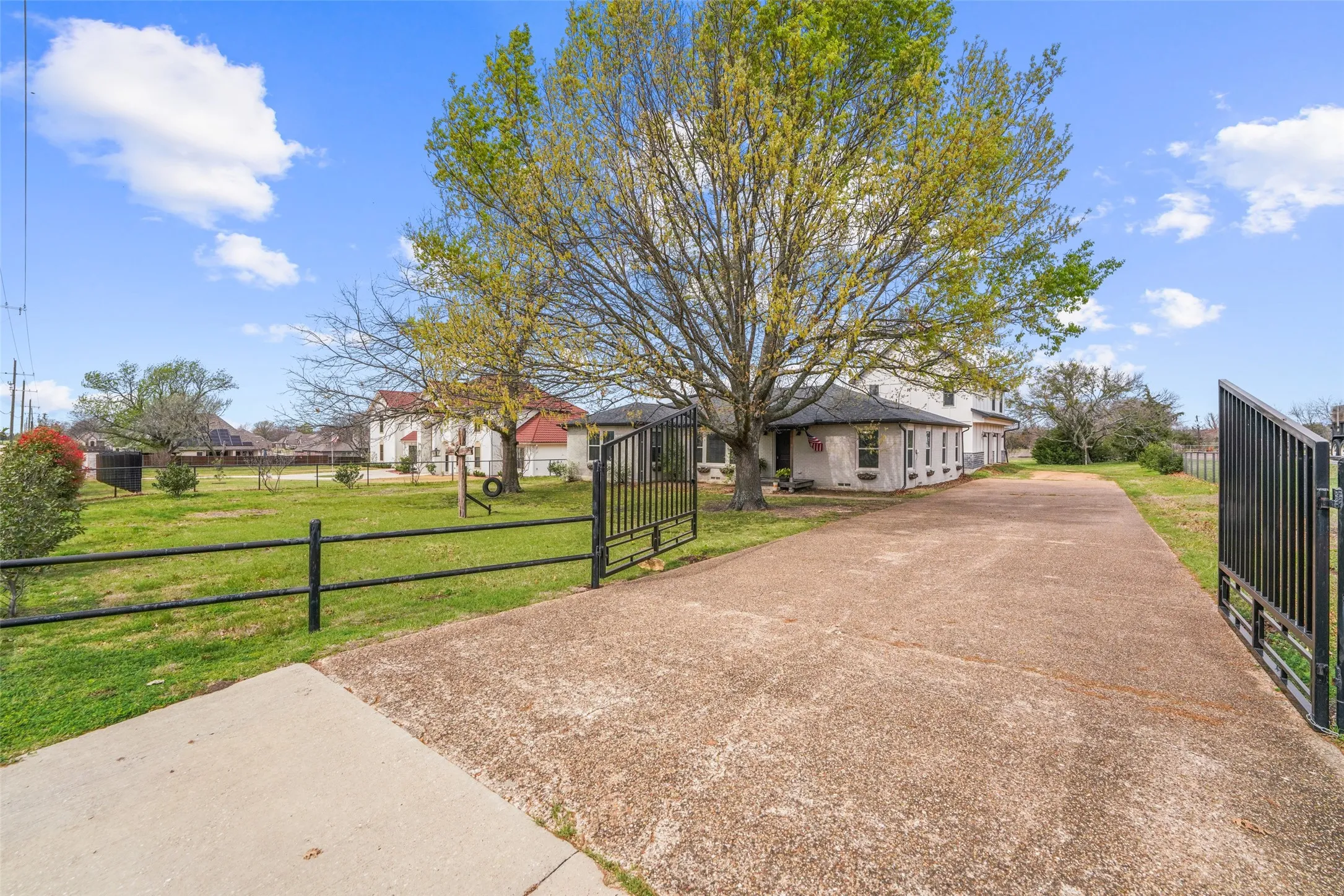 Single Family Residence For Sale in Rockwall County , 2075 Airport Road, Rockwall, Texas 75087, 4 Bedroom, 3 Bathroom, 2 Garage spaces, 2,783 Sqft, built in 1975, mls#21201634, Real Estate Agent in Rockwall, Homes For Sale in Rockwall county, Homes For Sale in Rockwall, Realtor in Rockwall Texas, Real Estate Brokerage Independent Realty Texas, Luminita Cordes Realtor