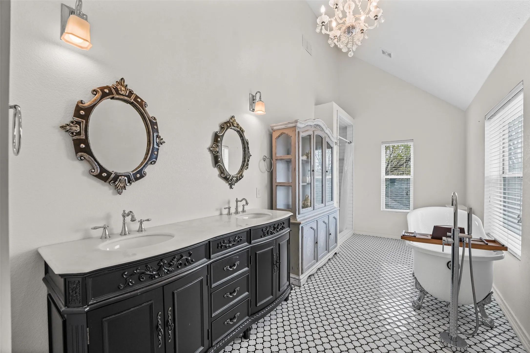 Single Family Residence For Sale in Rockwall County , 2075 Airport Road, Rockwall, Texas 75087, 4 Bedroom, 3 Bathroom, 2 Garage spaces, 2,783 Sqft, built in 1975, mls#21201634, Real Estate Agent in Rockwall, Homes For Sale in Rockwall county, Homes For Sale in Rockwall, Realtor in Rockwall Texas, Real Estate Brokerage Independent Realty Texas, Luminita Cordes Realtor