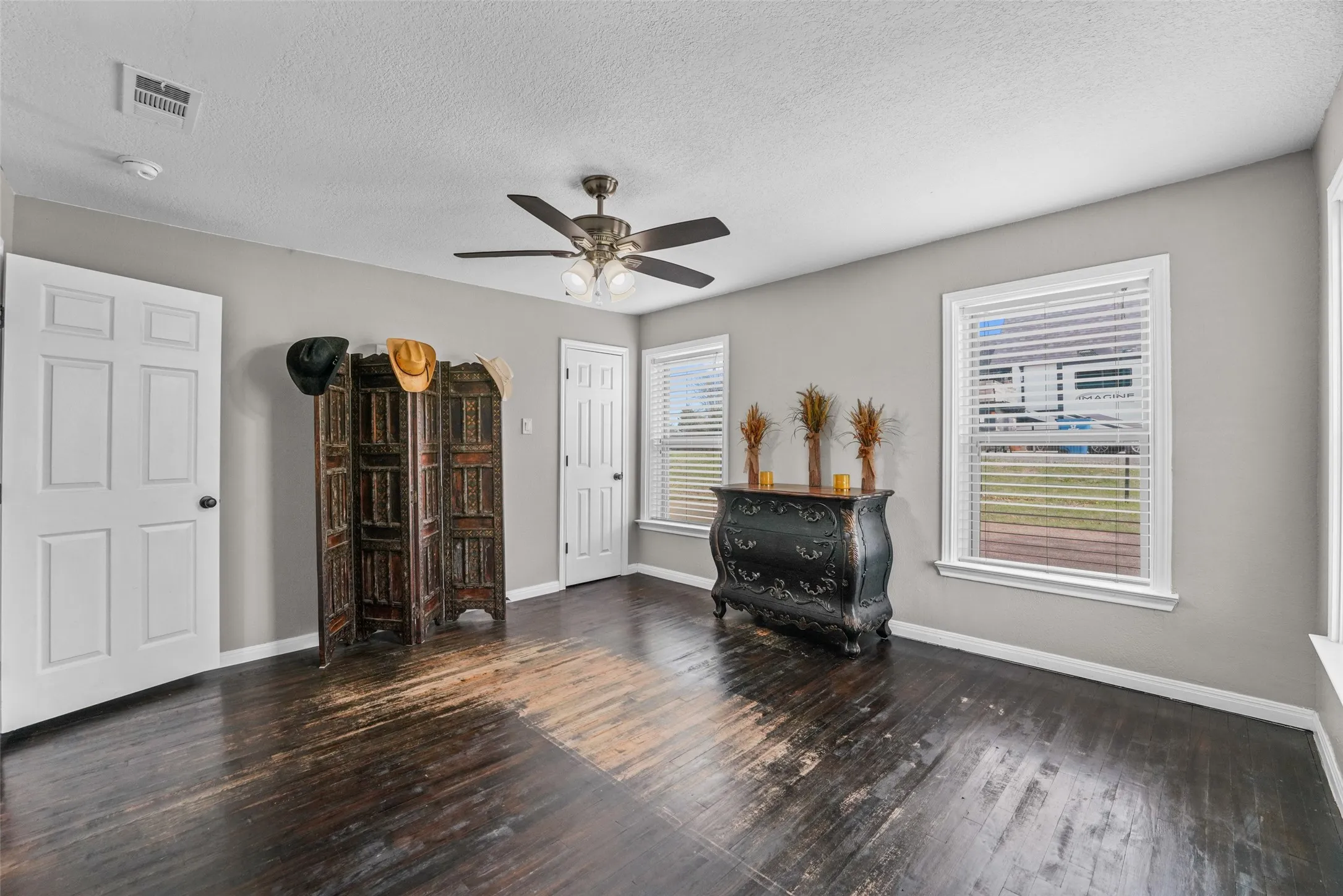 Single Family Residence For Sale in Rockwall County , 2075 Airport Road, Rockwall, Texas 75087, 4 Bedroom, 3 Bathroom, 2 Garage spaces, 2,783 Sqft, built in 1975, mls#21201634, Real Estate Agent in Rockwall, Homes For Sale in Rockwall county, Homes For Sale in Rockwall, Realtor in Rockwall Texas, Real Estate Brokerage Independent Realty Texas, Luminita Cordes Realtor