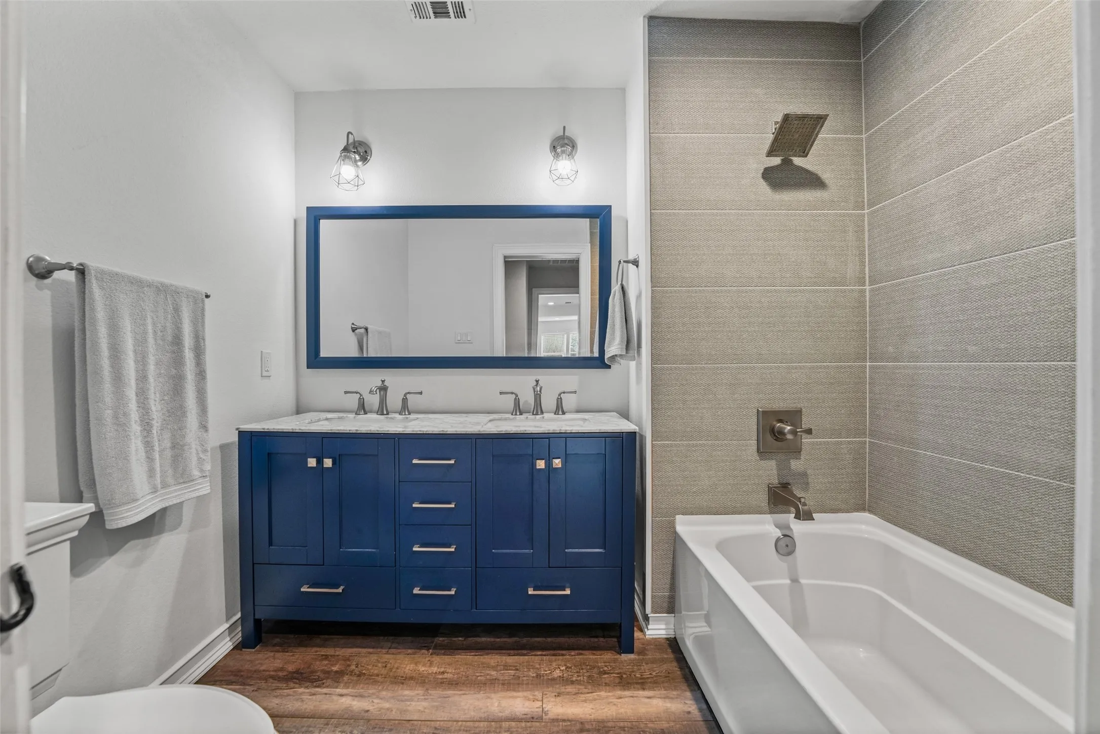 Single Family Residence For Sale in Rockwall County , 2075 Airport Road, Rockwall, Texas 75087, 4 Bedroom, 3 Bathroom, 2 Garage spaces, 2,783 Sqft, built in 1975, mls#21201634, Real Estate Agent in Rockwall, Homes For Sale in Rockwall county, Homes For Sale in Rockwall, Realtor in Rockwall Texas, Real Estate Brokerage Independent Realty Texas, Luminita Cordes Realtor