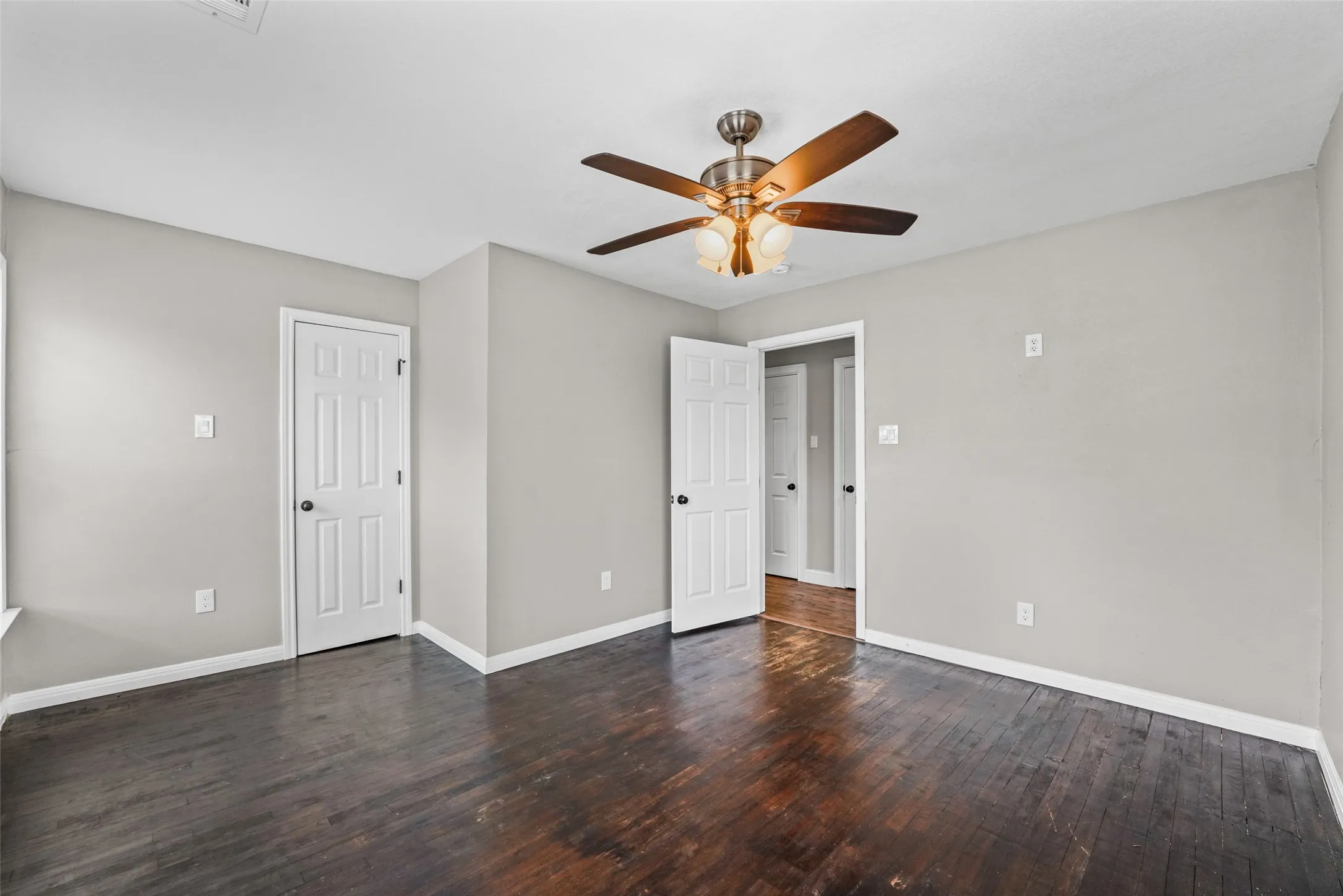 Single Family Residence For Sale in Rockwall County , 2075 Airport Road, Rockwall, Texas 75087, 4 Bedroom, 3 Bathroom, 2 Garage spaces, 2,783 Sqft, built in 1975, mls#21201634, Real Estate Agent in Rockwall, Homes For Sale in Rockwall county, Homes For Sale in Rockwall, Realtor in Rockwall Texas, Real Estate Brokerage Independent Realty Texas, Luminita Cordes Realtor