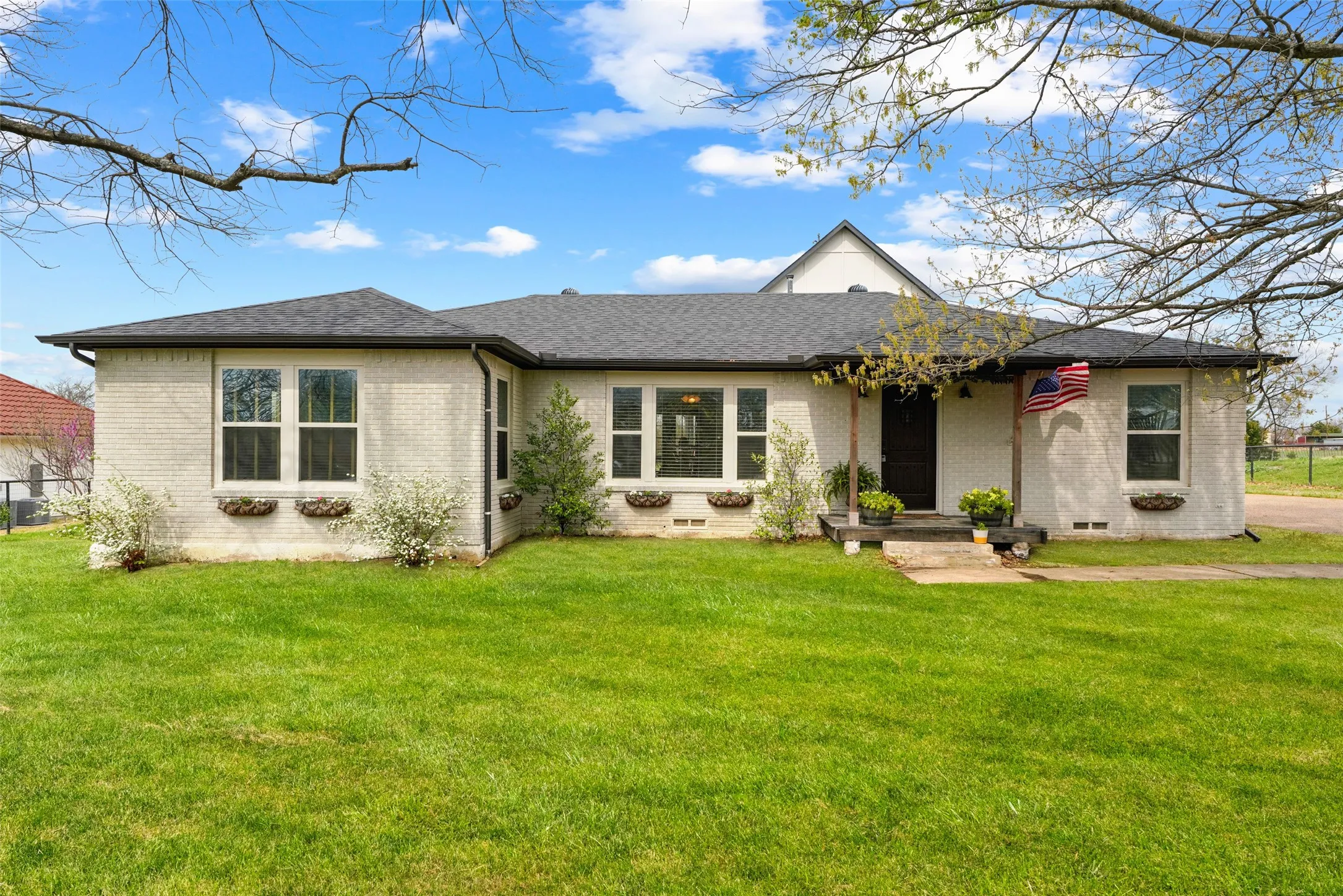 Single Family Residence For Sale in Rockwall County , 2075 Airport Road, Rockwall, Texas 75087, 4 Bedroom, 3 Bathroom, 2 Garage spaces, 2,783 Sqft, built in 1975, mls#21201634, Real Estate Agent in Rockwall, Homes For Sale in Rockwall county, Homes For Sale in Rockwall, Realtor in Rockwall Texas, Real Estate Brokerage Independent Realty Texas, Luminita Cordes Realtor