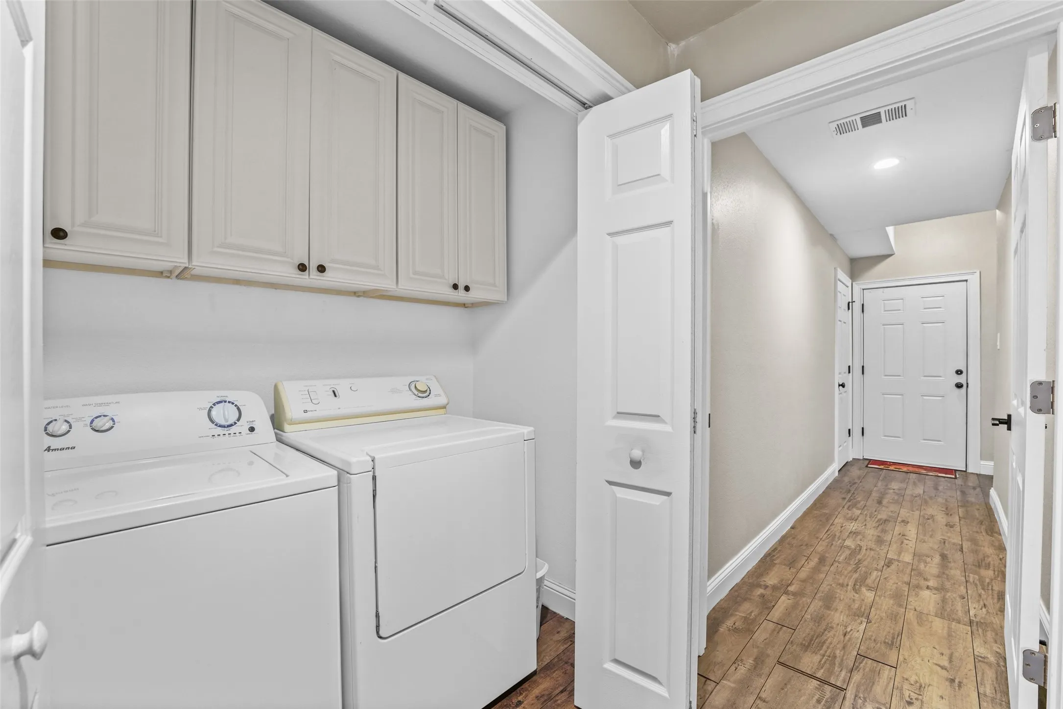 Single Family Residence For Sale in Rockwall County , 2075 Airport Road, Rockwall, Texas 75087, 4 Bedroom, 3 Bathroom, 2 Garage spaces, 2,783 Sqft, built in 1975, mls#21201634, Real Estate Agent in Rockwall, Homes For Sale in Rockwall county, Homes For Sale in Rockwall, Realtor in Rockwall Texas, Real Estate Brokerage Independent Realty Texas, Luminita Cordes Realtor