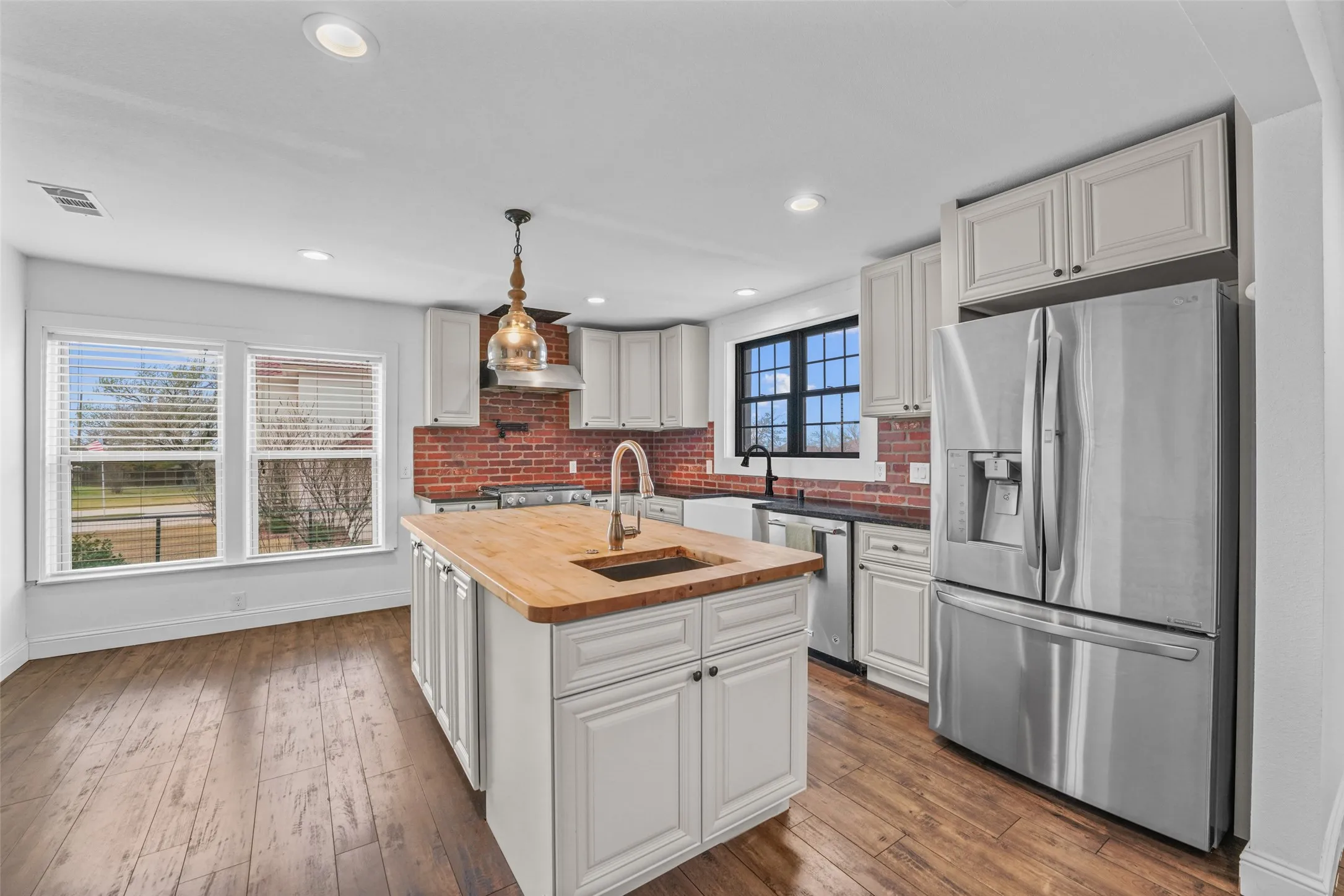 Single Family Residence For Sale in Rockwall County , 2075 Airport Road, Rockwall, Texas 75087, 4 Bedroom, 3 Bathroom, 2 Garage spaces, 2,783 Sqft, built in 1975, mls#21201634, Real Estate Agent in Rockwall, Homes For Sale in Rockwall county, Homes For Sale in Rockwall, Realtor in Rockwall Texas, Real Estate Brokerage Independent Realty Texas, Luminita Cordes Realtor