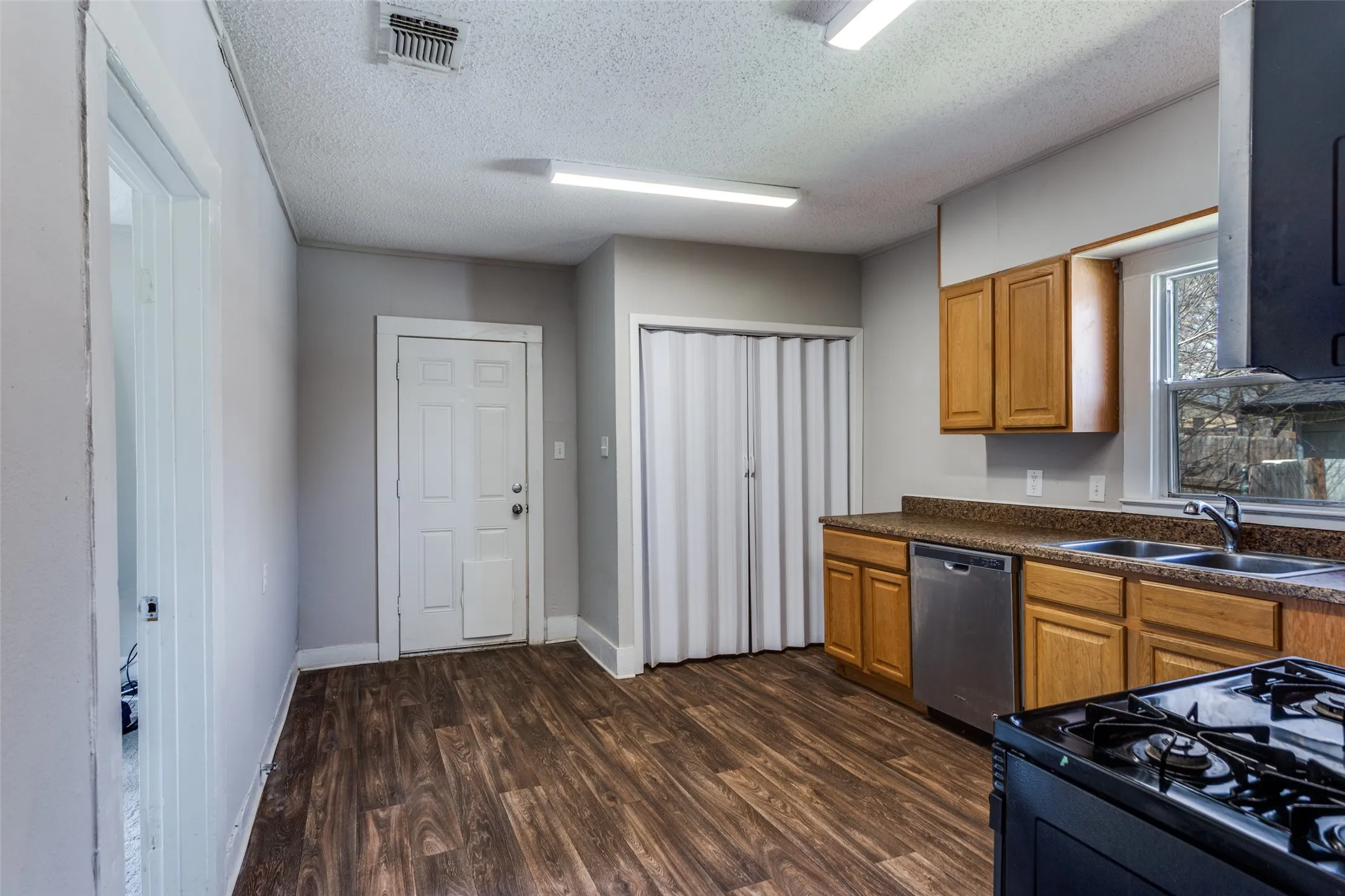 Single Family Residence For Sale in Tarrant County , 826 Mirike Drive, White Settlement, Texas 76108, 2 Bedroom, 1 Bathroom, Garage spaces, 1,091 Sqft, built in 1982, Preowned, mls#21203120, Real Estate Agent in White Settlement, Homes For Sale in Tarrant county, Homes For Sale in White Settlement, Realtor in White Settlement Texas, Real Estate Brokerage Independent Realty Texas, Luminita Cordes Realtor