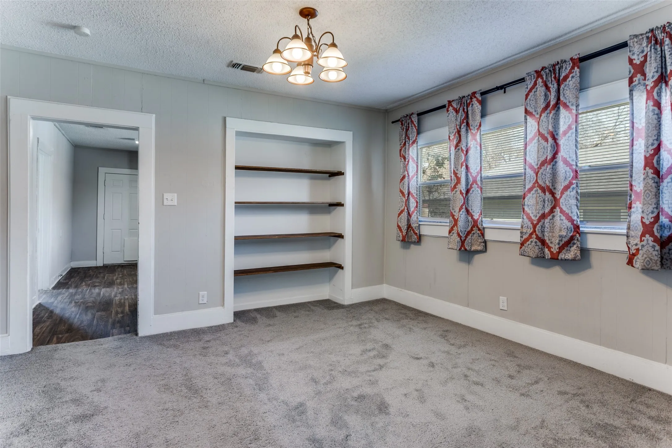 Single Family Residence For Sale in Tarrant County , 826 Mirike Drive, White Settlement, Texas 76108, 2 Bedroom, 1 Bathroom, Garage spaces, 1,091 Sqft, built in 1982, Preowned, mls#21203120, Real Estate Agent in White Settlement, Homes For Sale in Tarrant county, Homes For Sale in White Settlement, Realtor in White Settlement Texas, Real Estate Brokerage Independent Realty Texas, Luminita Cordes Realtor