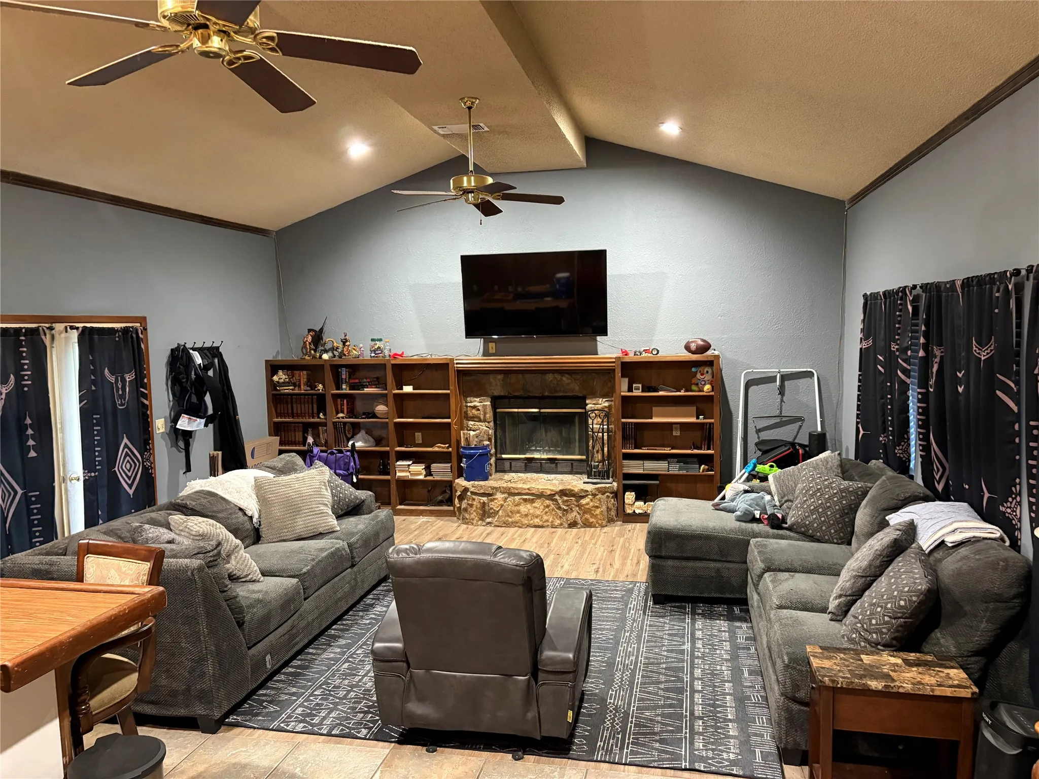 Vaulted ceiling with dual ceiling fans and recessed lighting