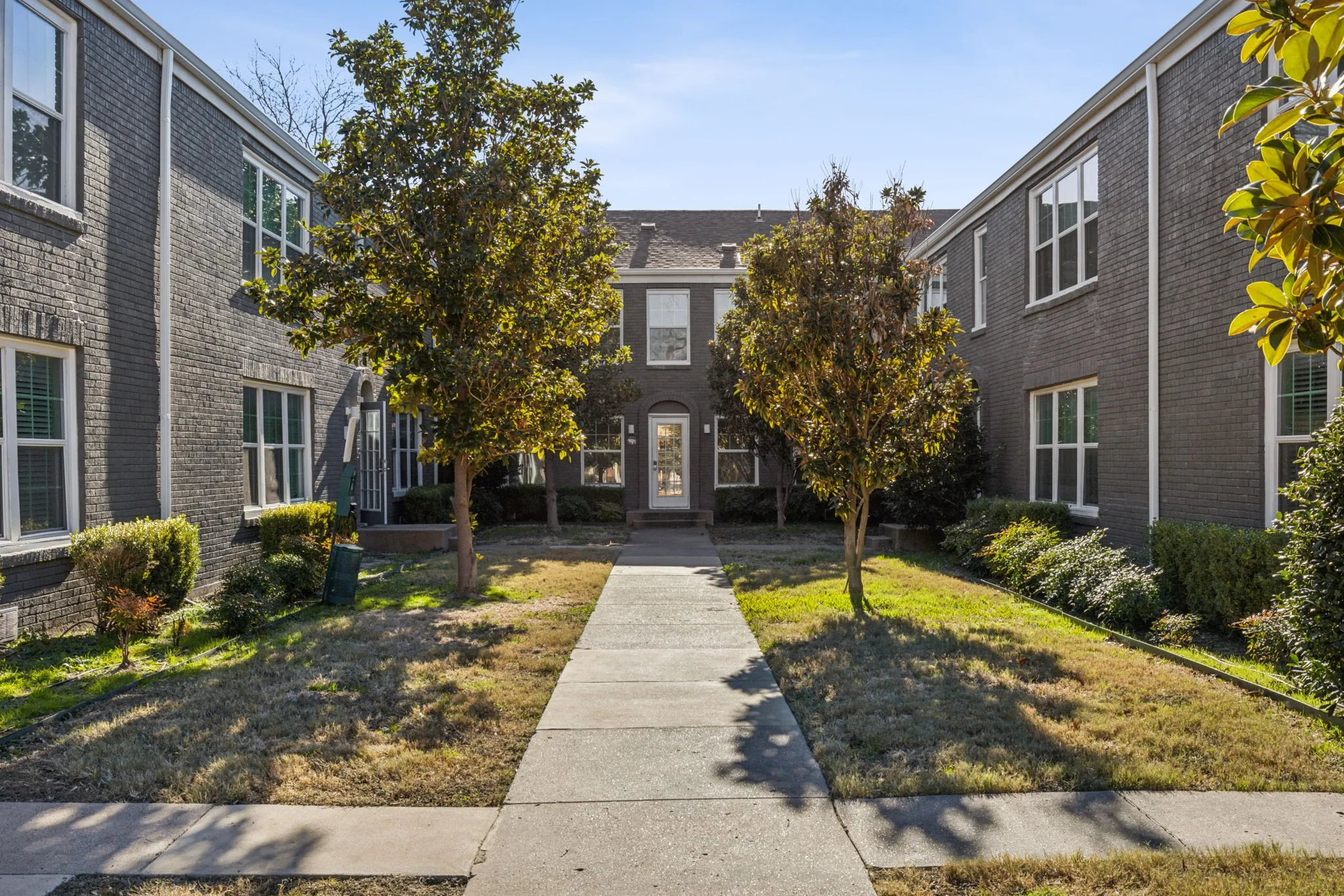 Apartment For Rent in Dallas County , 4402 Swiss Avenue, Dallas, Texas 75204, 1 Bedroom, 1 Bathroom, Garage spaces, 710 Sqft, built in 1939, Price $1,099, mls#21204358, Real Estate Agent in Dallas, Homes For Rent in Dallas county, Homes For Rent in Dallas, Realtor in Dallas Texas, Real Estate Brokerage Independent Realty Texas, Luminita Cordes Realtor