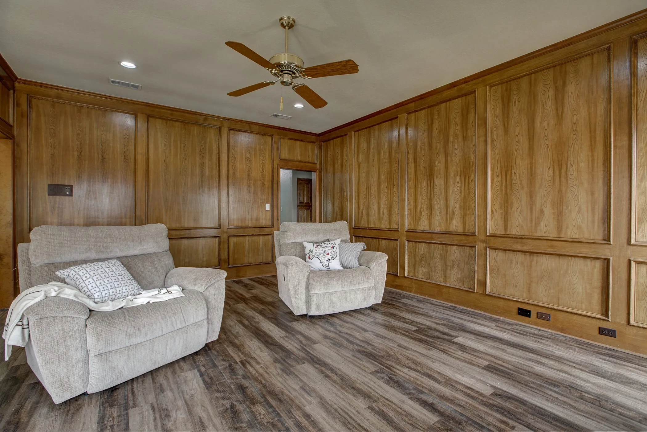 Single Family Residence For Sale in Dallas County , 1413 Wagonwheel Court, Irving, Texas 75061, 4 Bedroom, 3 Bathroom, 2 Garage spaces, 2,924 Sqft, built in 1981, Price $449,000, mls#21203946, Real Estate Agent in Irving, Homes For Sale in Dallas county, Homes For Sale in Irving, Realtor in Irving Texas, Real Estate Brokerage Independent Realty Texas, Luminita Cordes Realtor