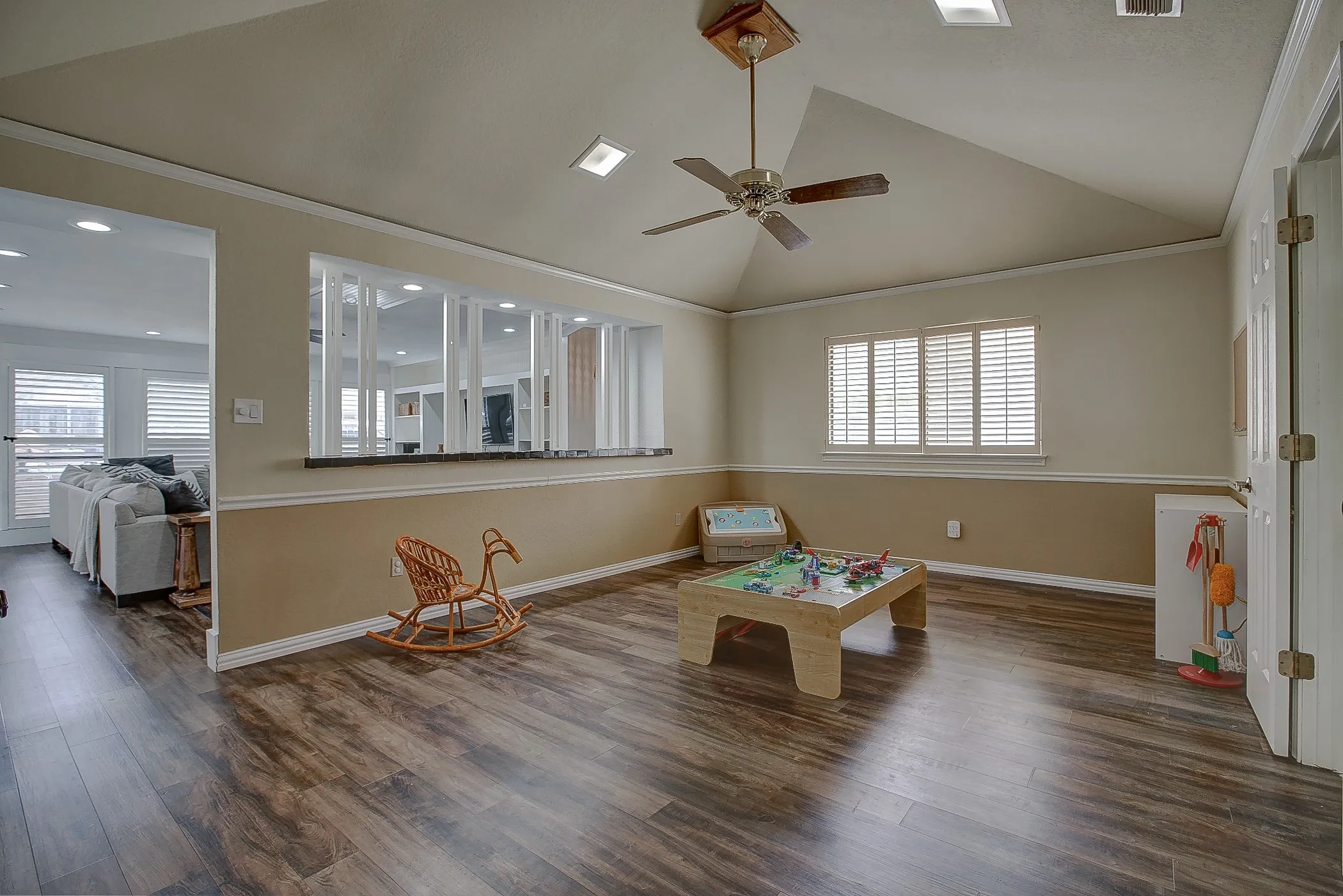 Single Family Residence For Sale in Dallas County , 1413 Wagonwheel Court, Irving, Texas 75061, 4 Bedroom, 3 Bathroom, 2 Garage spaces, 2,924 Sqft, built in 1981, Price $449,000, mls#21203946, Real Estate Agent in Irving, Homes For Sale in Dallas county, Homes For Sale in Irving, Realtor in Irving Texas, Real Estate Brokerage Independent Realty Texas, Luminita Cordes Realtor