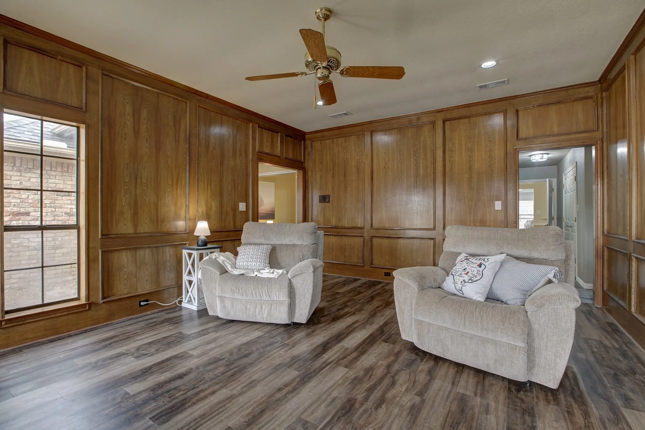Single Family Residence For Sale in Dallas County , 1413 Wagonwheel Court, Irving, Texas 75061, 4 Bedroom, 3 Bathroom, 2 Garage spaces, 2,924 Sqft, built in 1981, Price $449,000, mls#21203946, Real Estate Agent in Irving, Homes For Sale in Dallas county, Homes For Sale in Irving, Realtor in Irving Texas, Real Estate Brokerage Independent Realty Texas, Luminita Cordes Realtor
