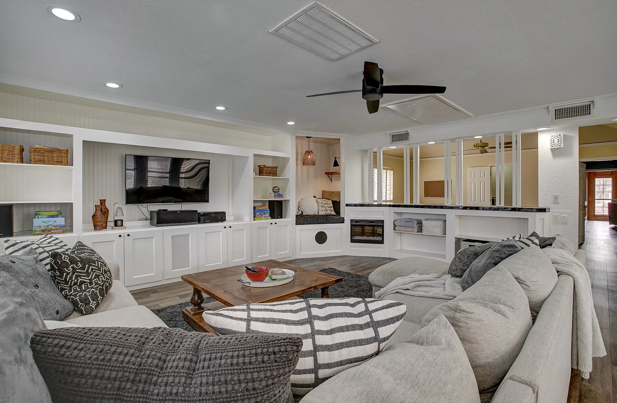 Single Family Residence For Sale in Dallas County , 1413 Wagonwheel Court, Irving, Texas 75061, 4 Bedroom, 3 Bathroom, 2 Garage spaces, 2,924 Sqft, built in 1981, Price $449,000, mls#21203946, Real Estate Agent in Irving, Homes For Sale in Dallas county, Homes For Sale in Irving, Realtor in Irving Texas, Real Estate Brokerage Independent Realty Texas, Luminita Cordes Realtor